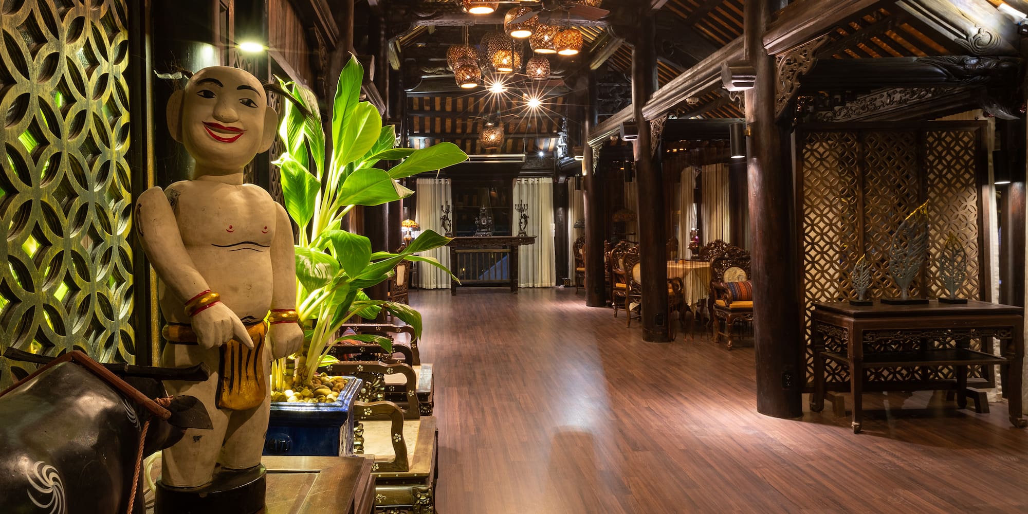 a room with a statue and a plant