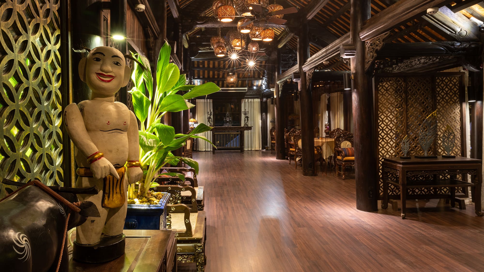 a room with a statue and a plant