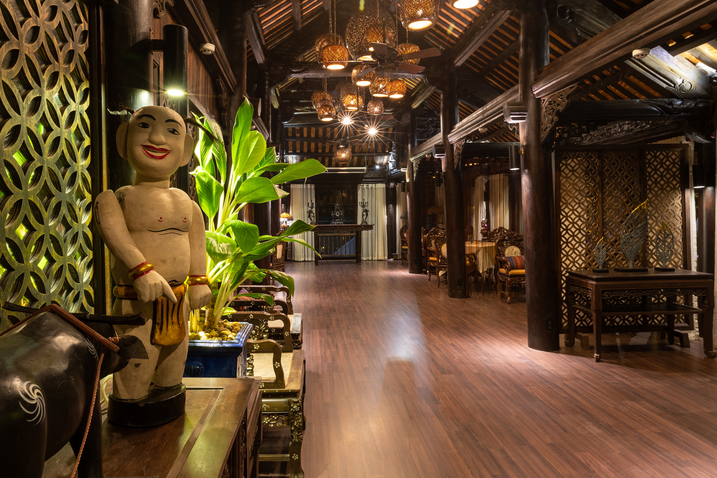 a room with a statue and a plant