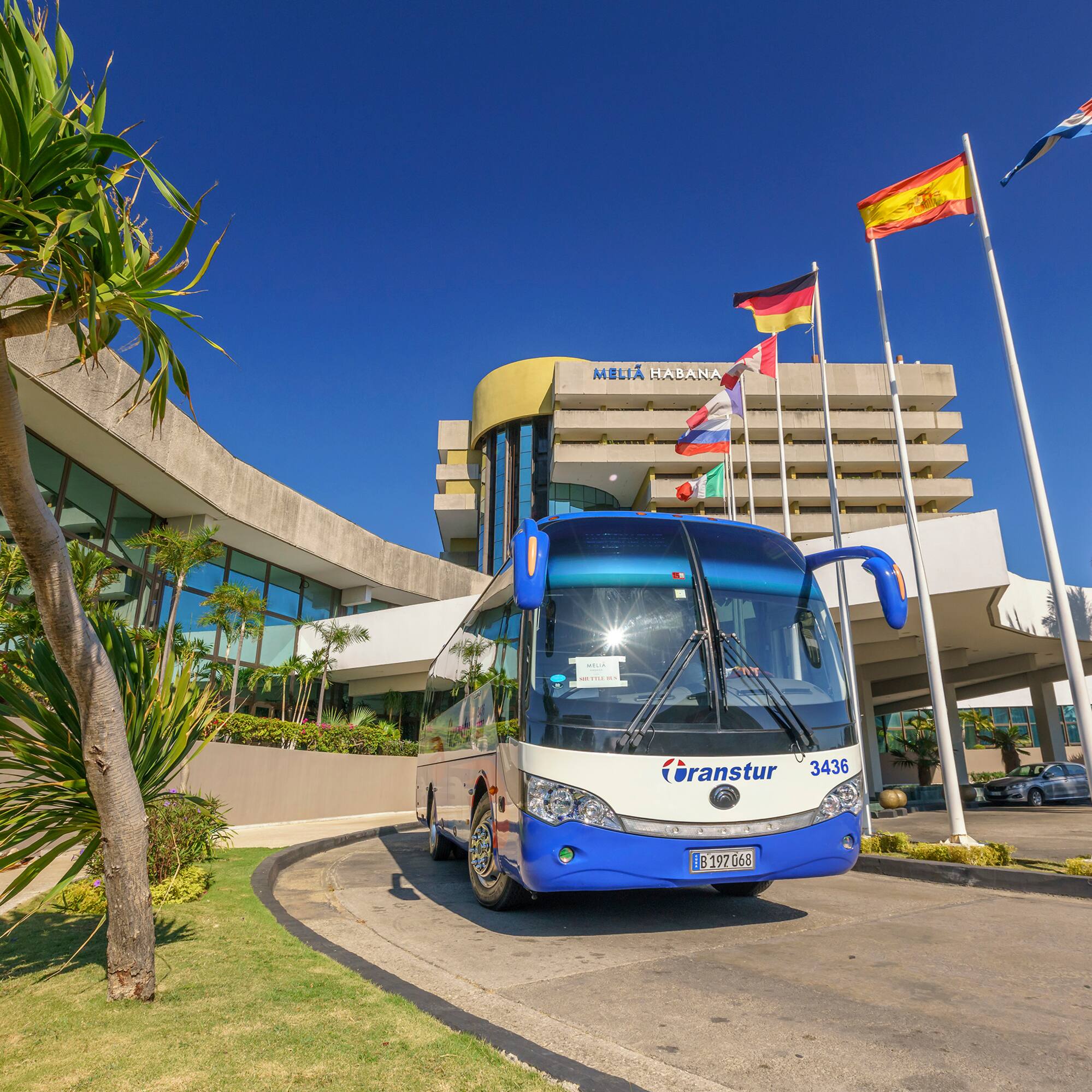 a bus parked in front of a building