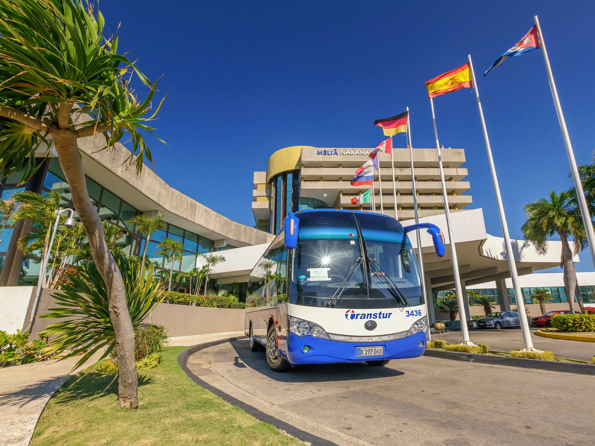 a bus parked in front of a building
