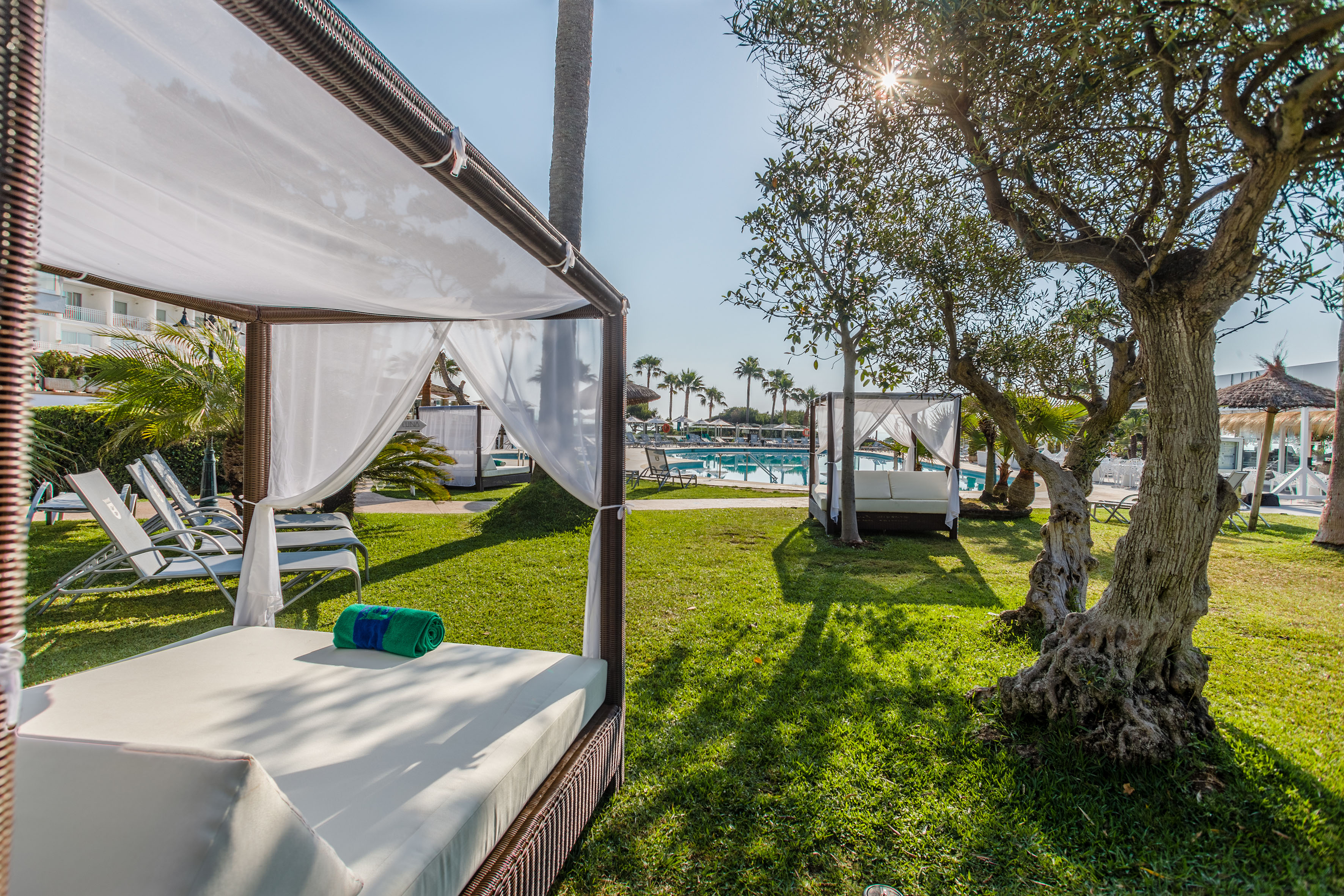 a bed in a garden - Verfrissende zwembaden - Playa Esperanza Resort Affiliated by Meliá, Mallorca