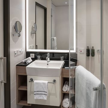 een badkamer met een spiegel en wastafel