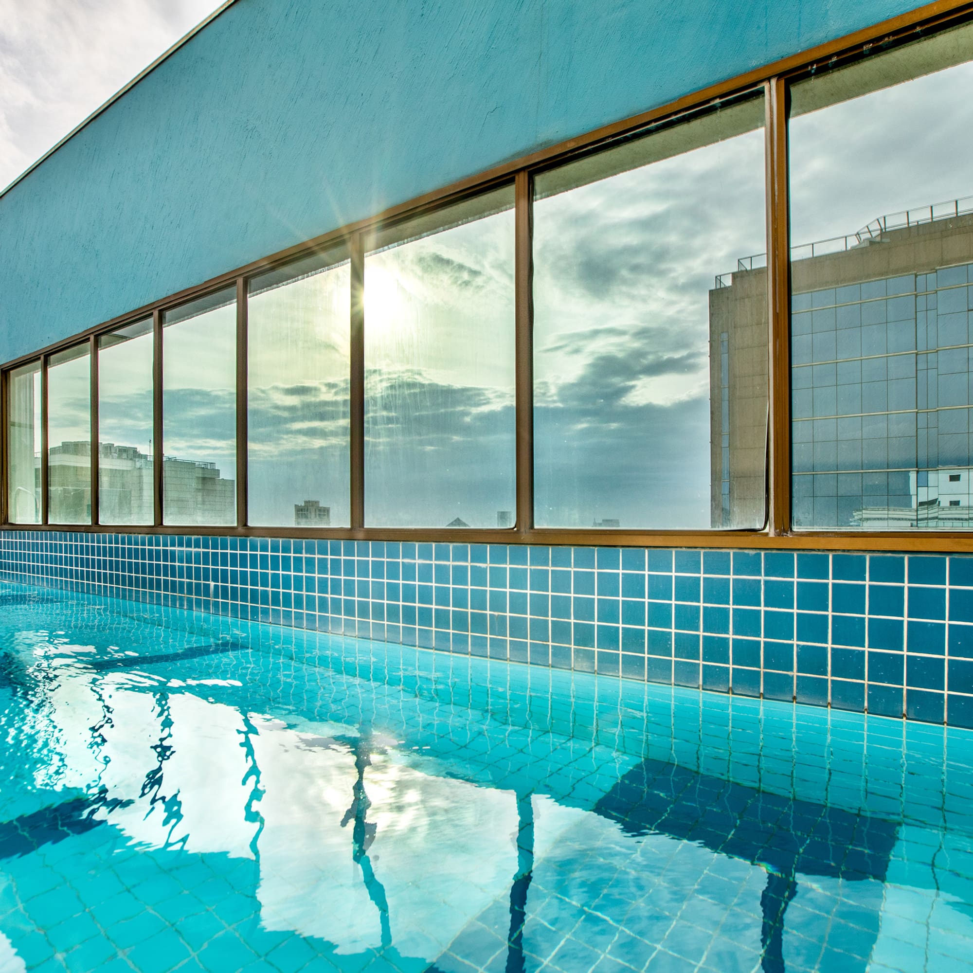 a pool with windows on the side - INNSiDE São Paulo Iguatemi, São Paulo