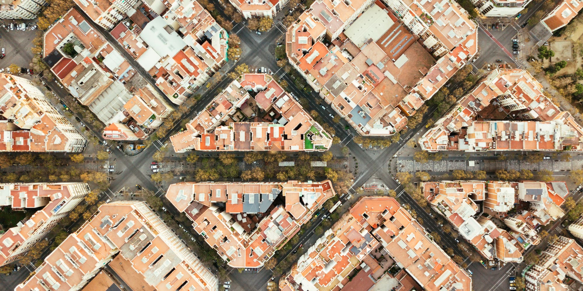 Bloques octogonales de Barcelona desde el aire, tejados y calles urbanas.