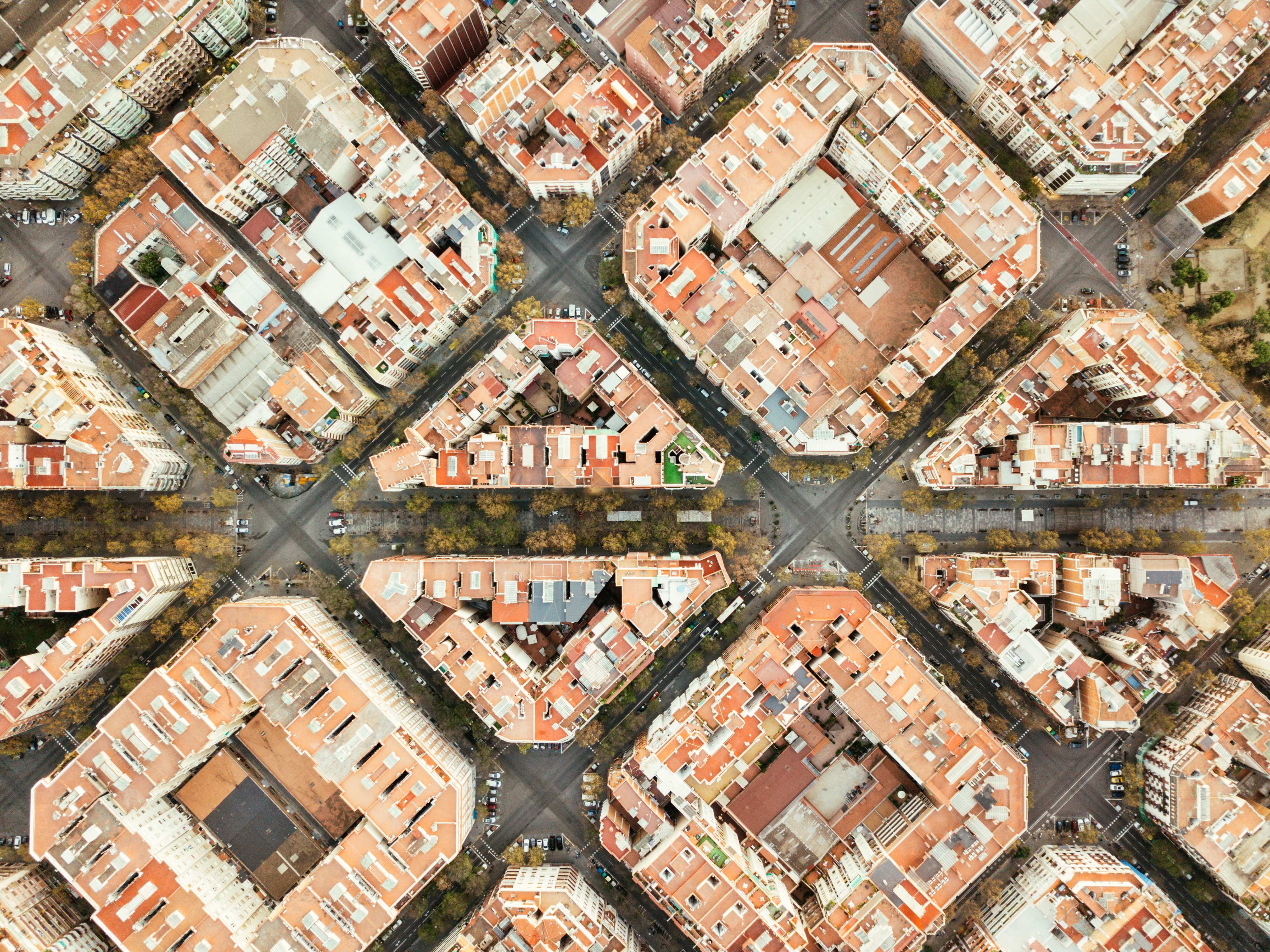 Bloques octogonales de Barcelona desde el aire, tejados y calles urbanas.