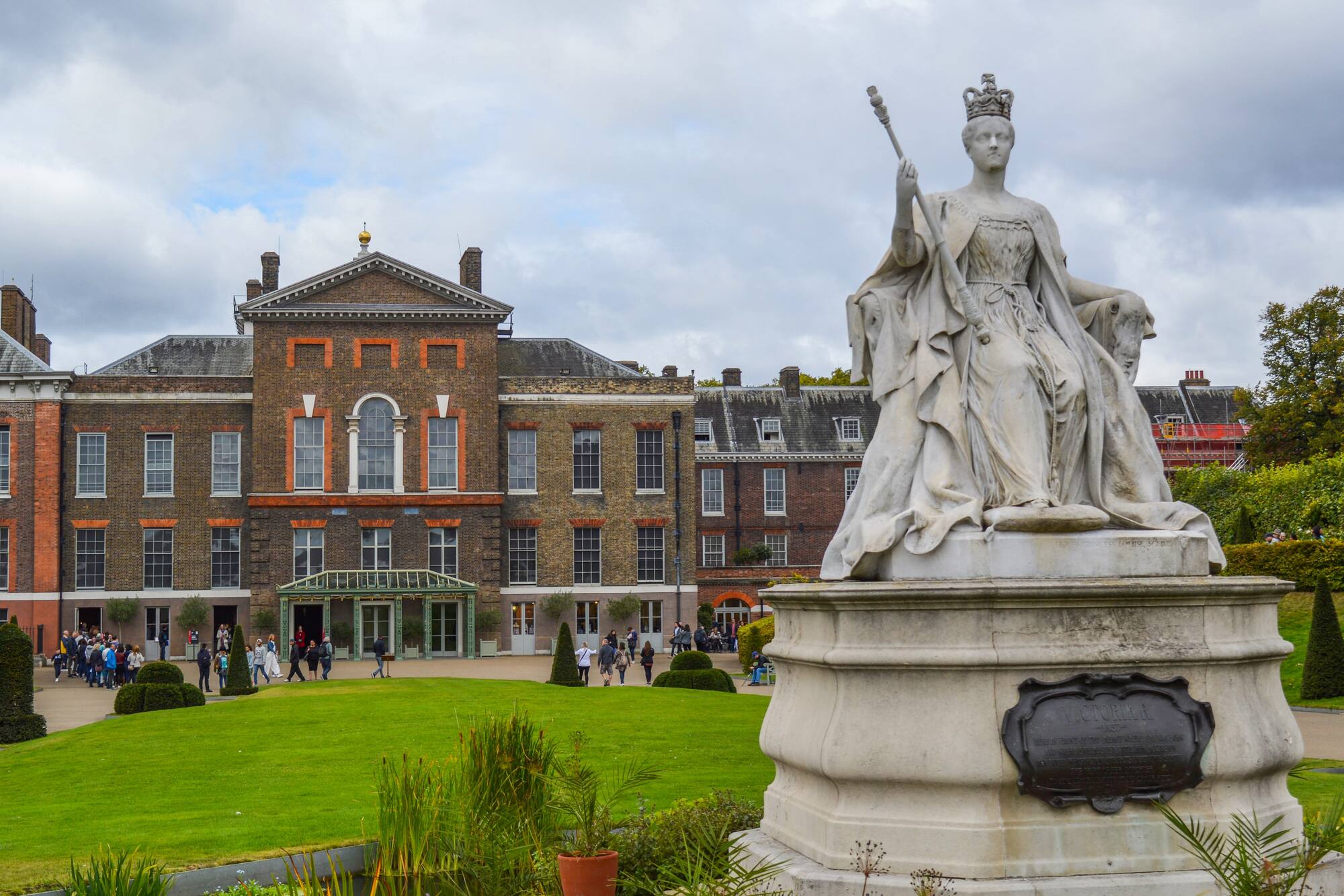 Estatua Reina Victoria y Palacio Kensington, jardines reales, Londres.