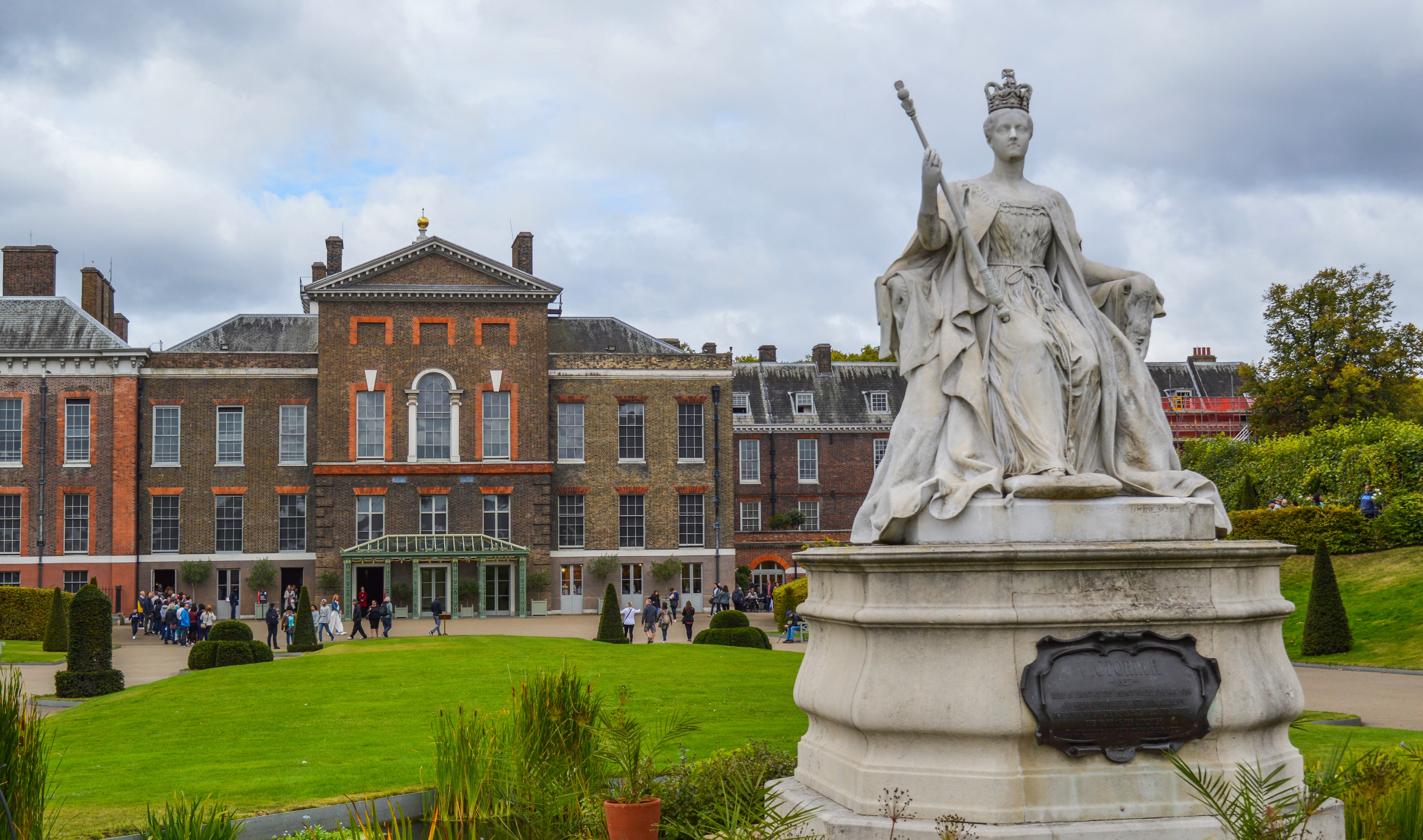 Estatua Reina Victoria y Palacio Kensington, jardines reales, Londres.