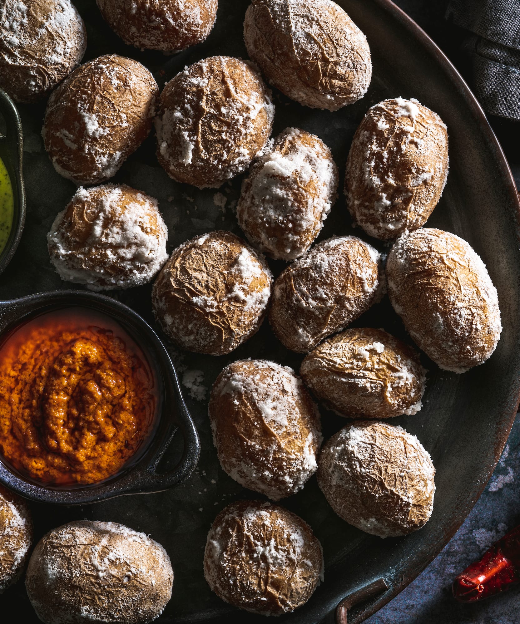 Papas arrugadas canarias con mojo verde y rojo.