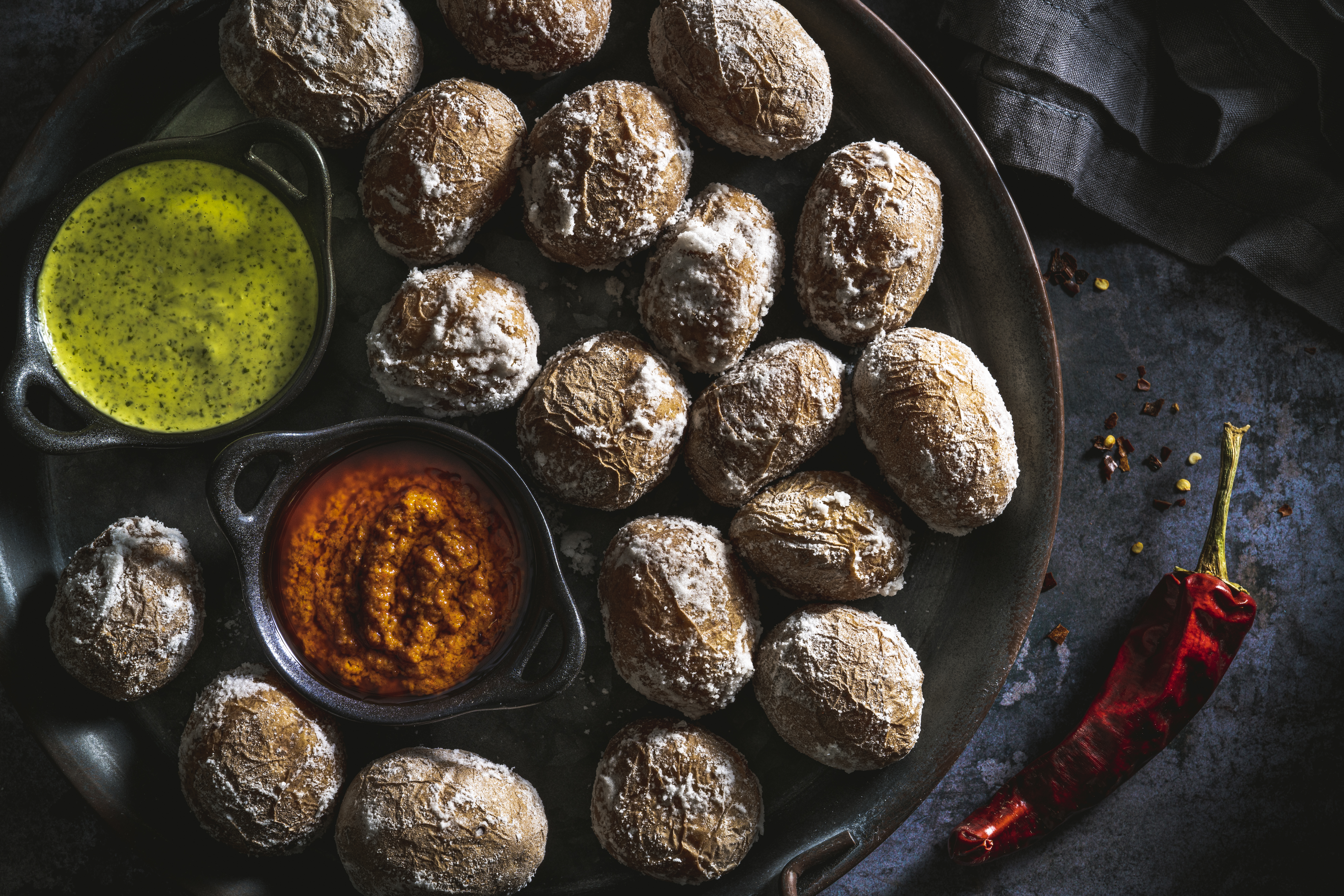 Papas arrugadas canarias con mojo verde y rojo.