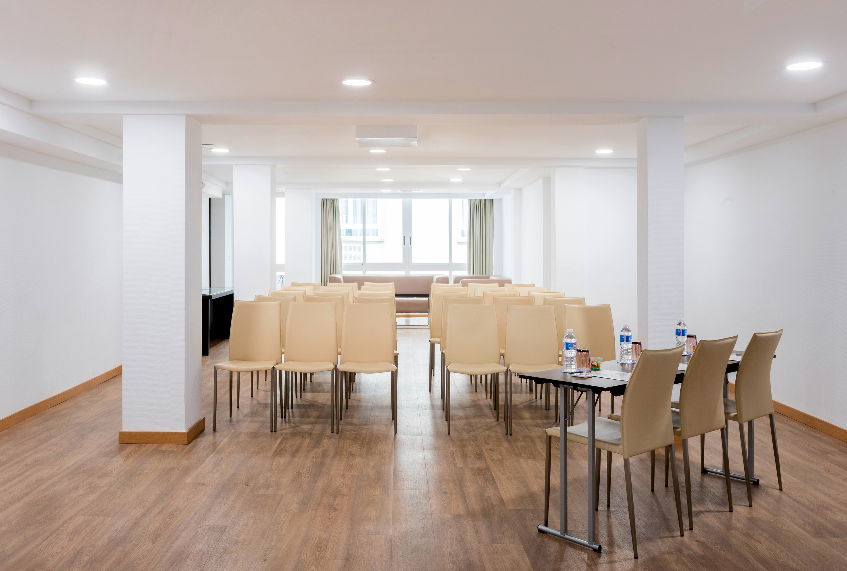 Modern conference room with rows of chairs, tables, and wood floor, ready for meetings. - Santa Bárbara - Hotel Alicante Gran Sol Affiliated by Meliá, 阿利坎特
