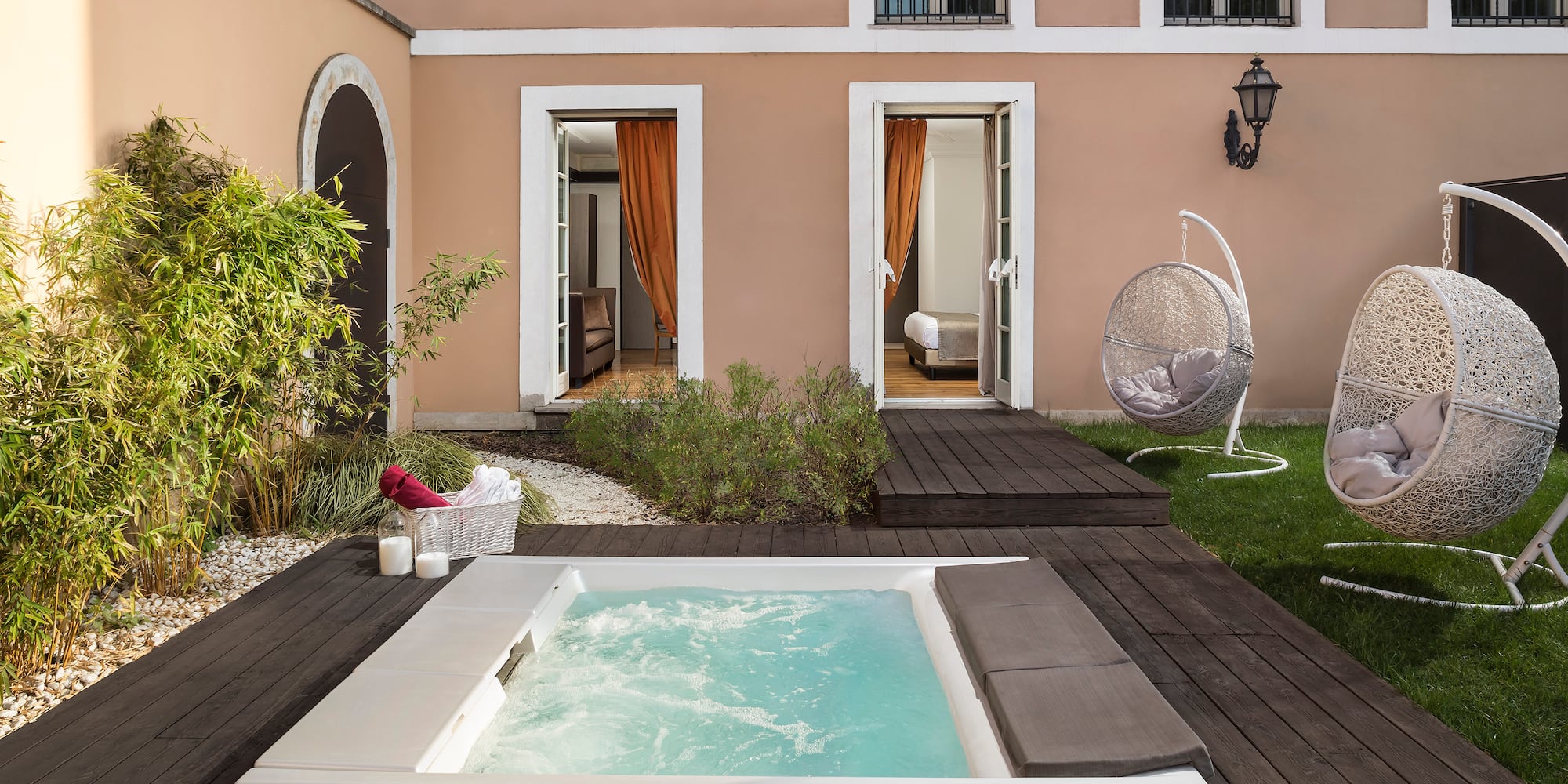 a hot tub in a backyard