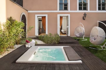 a hot tub in a backyard