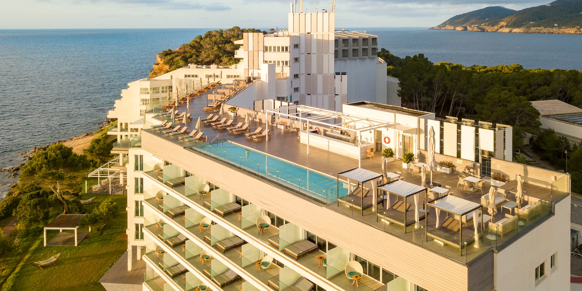 un bâtiment avec une piscine au dessus