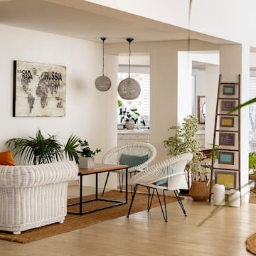 ein Zimmer mit weißen Möbeln und Pflanzen