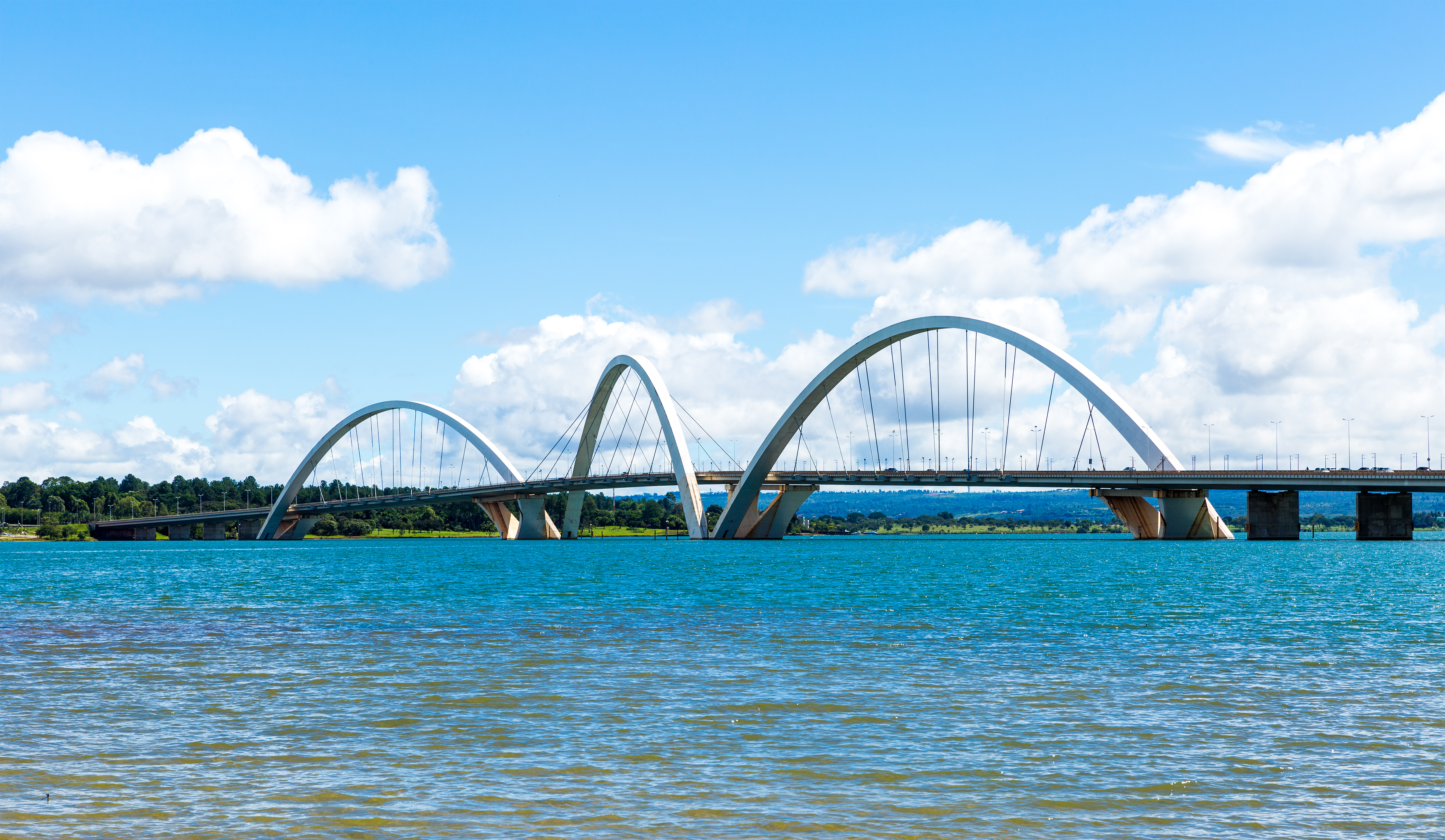 Juscelino Kubitschek bridge over water with a curved bridge