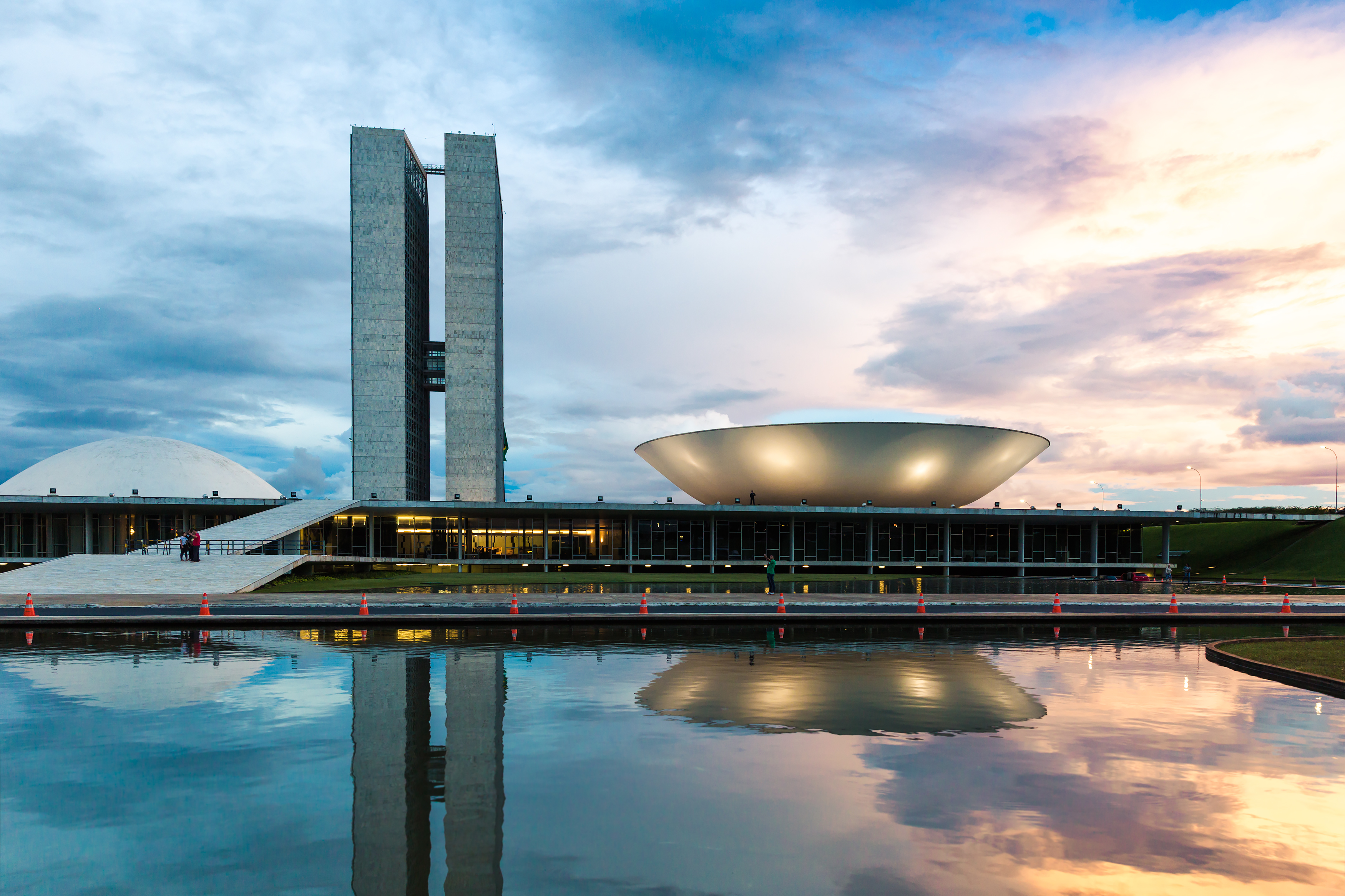 Congreso Nacional de Brasil, edificios modernos y espejo de agua al anochecer en Brasília.