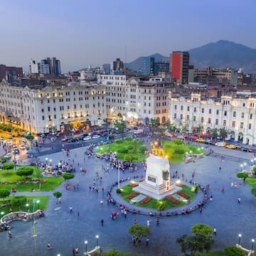 a large city with many buildings and a monument