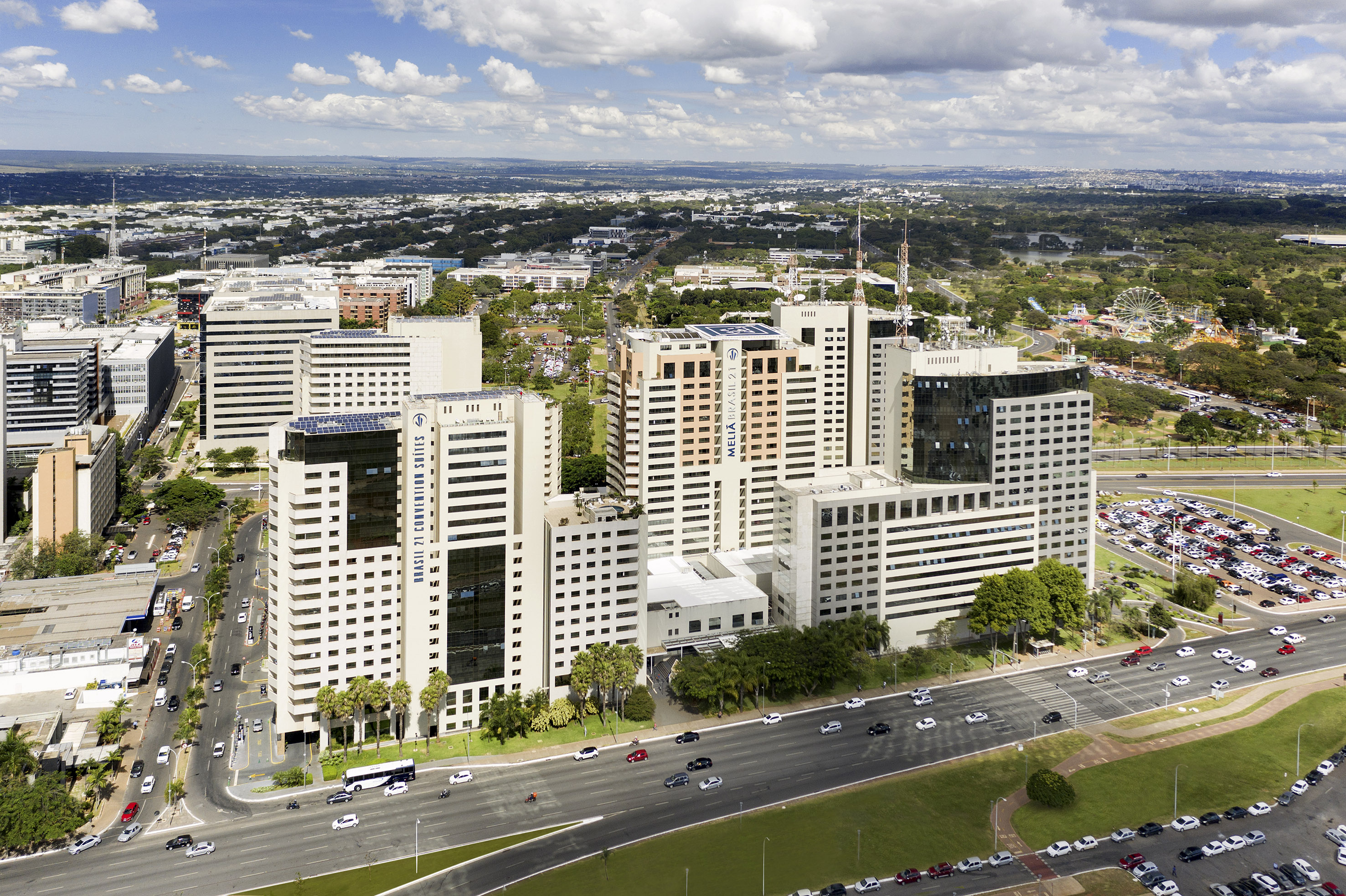 Brasilia urban panorama: Meliá Brasil 21 hotels, convention suites, city park. - Hotel Brasil 21 Convention Affiliated by Meliá, Brasilia