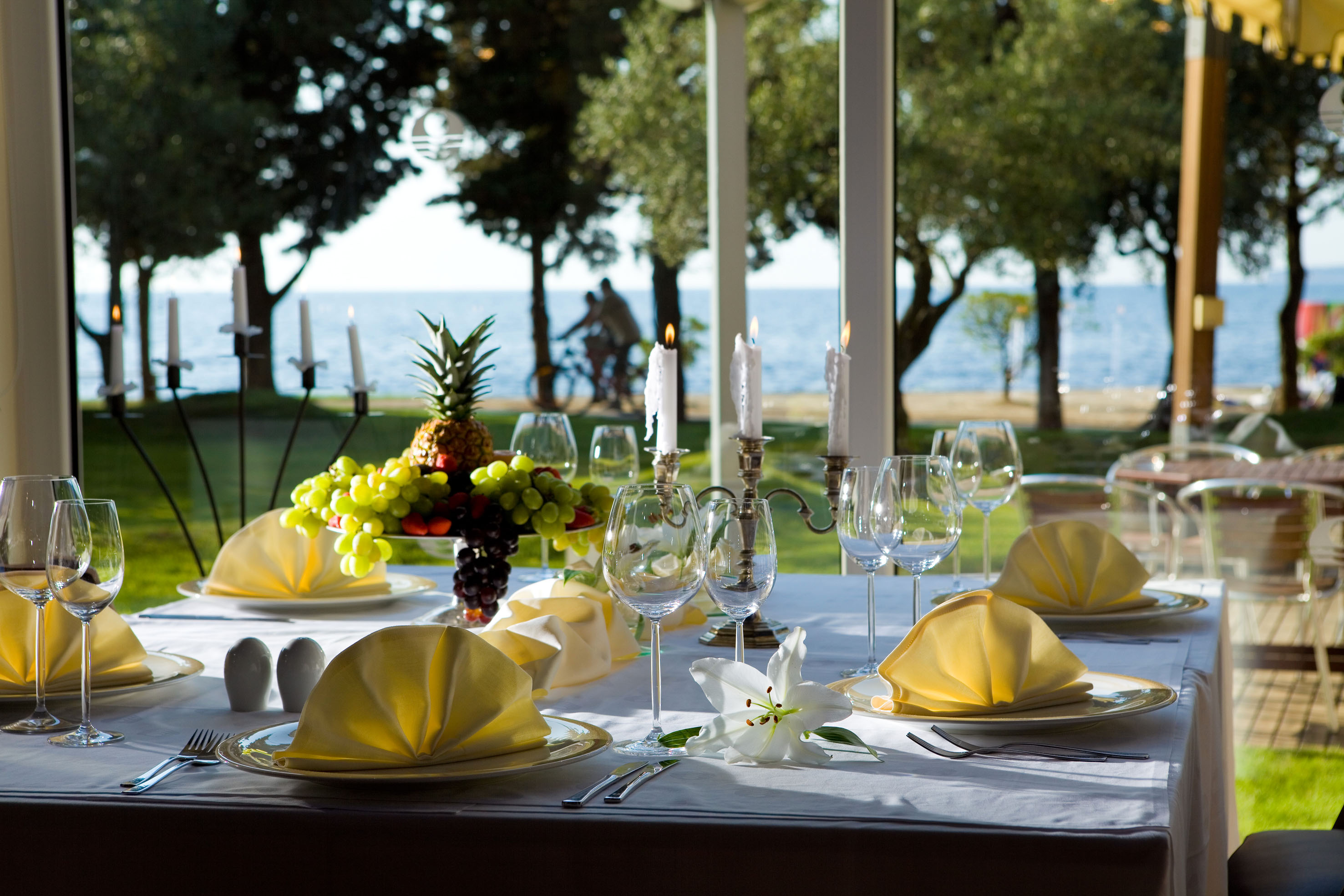 a table set for a dinner party - Restaurante León d'Or, Cocina local - Residence Umag Plava Laguna Affiliated by Meliá, Umag