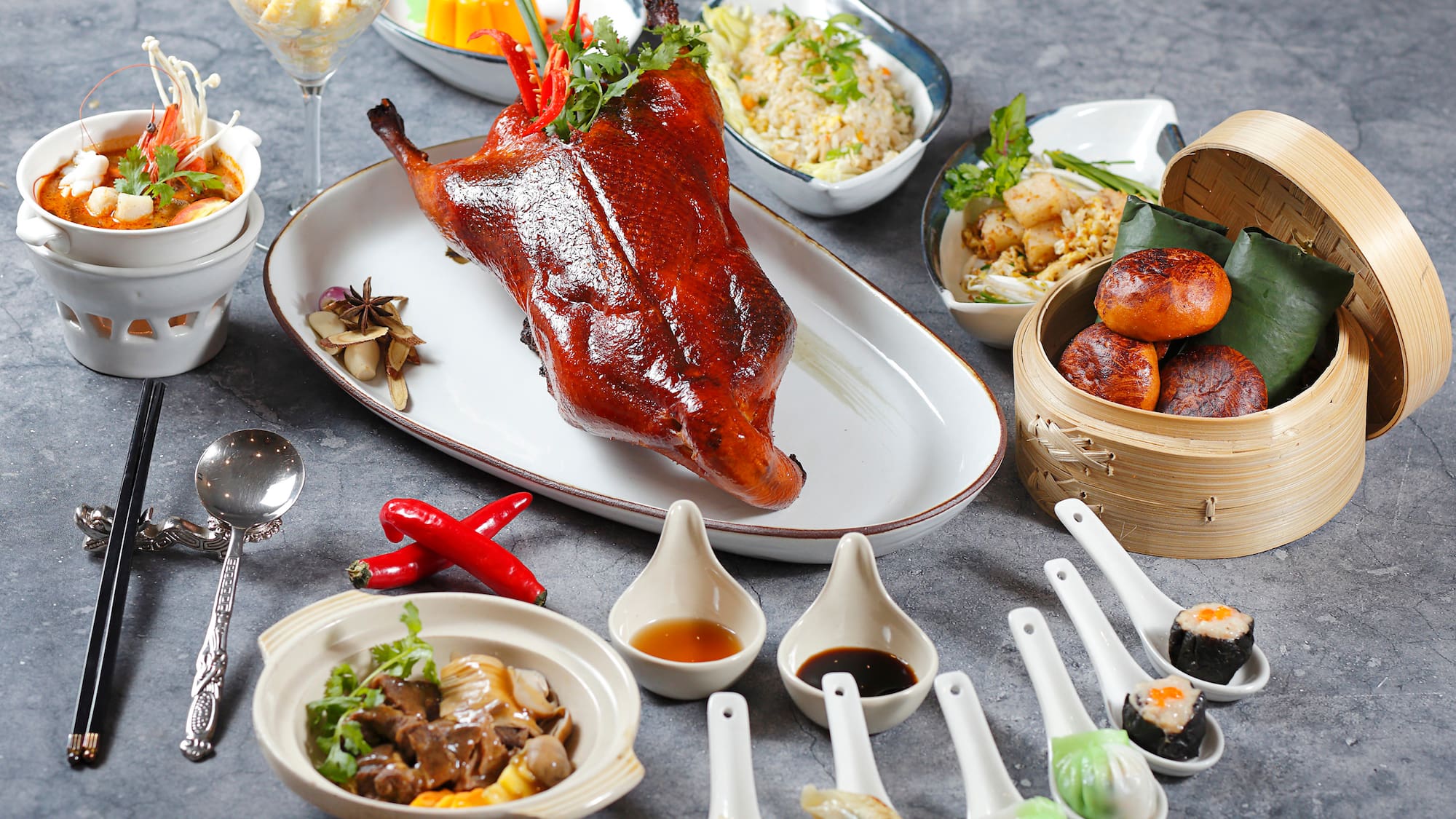 Ein Tisch mit Speisen darauf