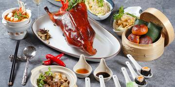 Sebuah meja dengan makanan di atasnya