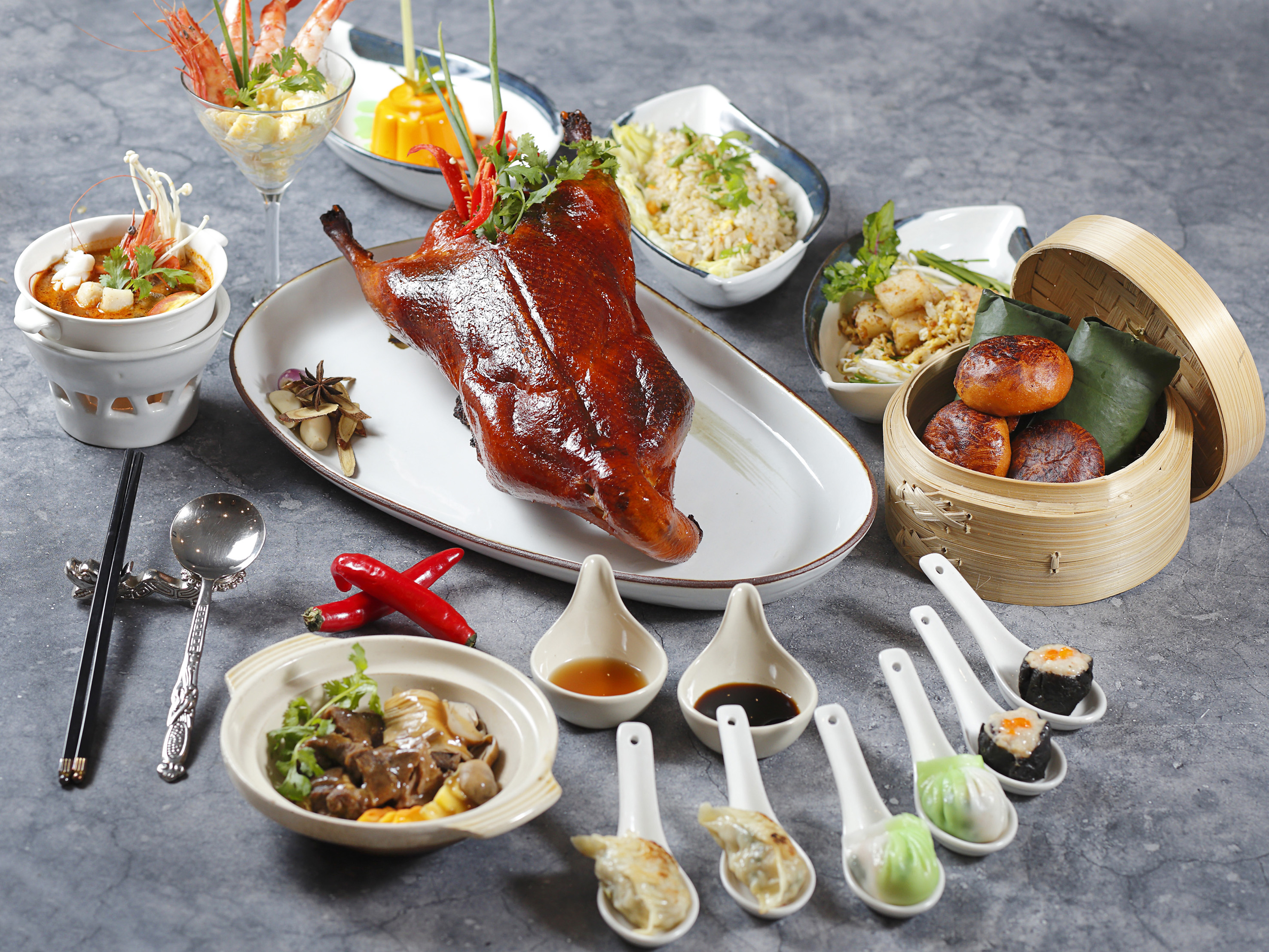 Ein Tisch mit Speisen darauf