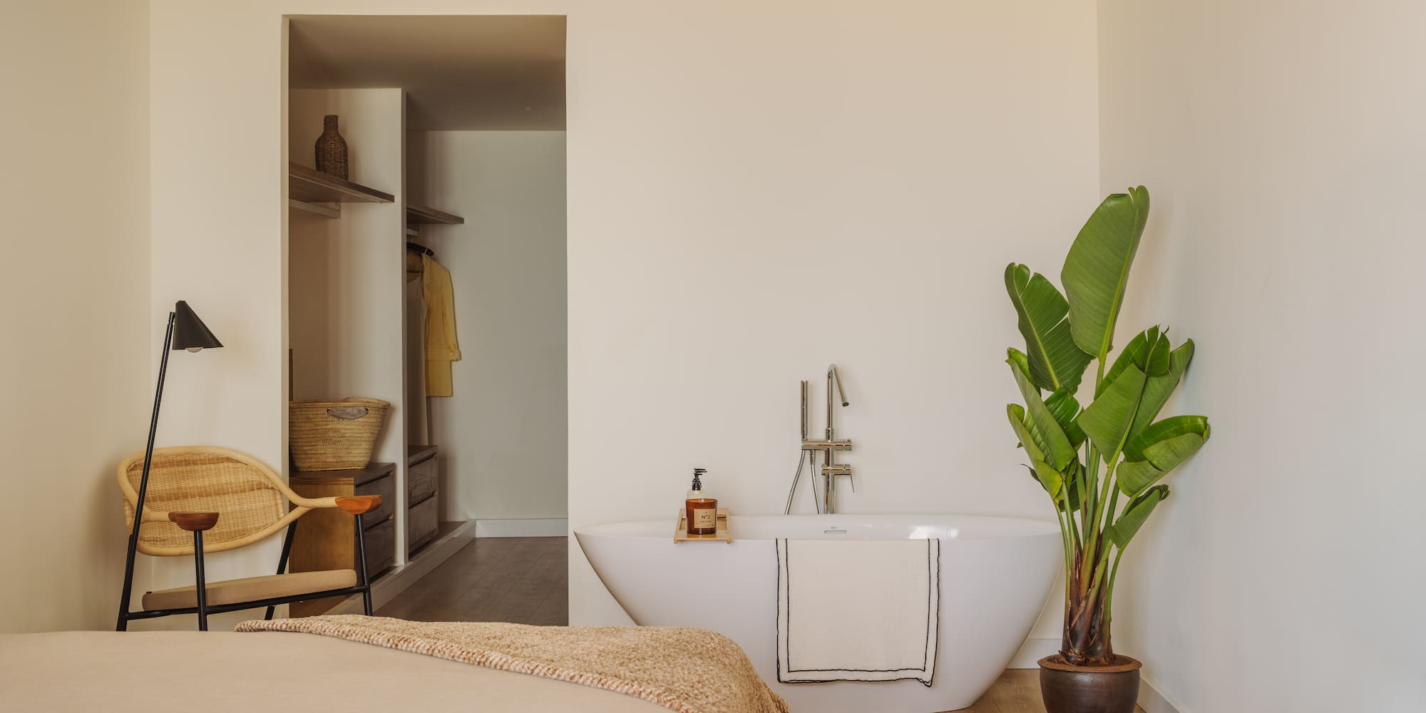 a room with a bathtub and a tub