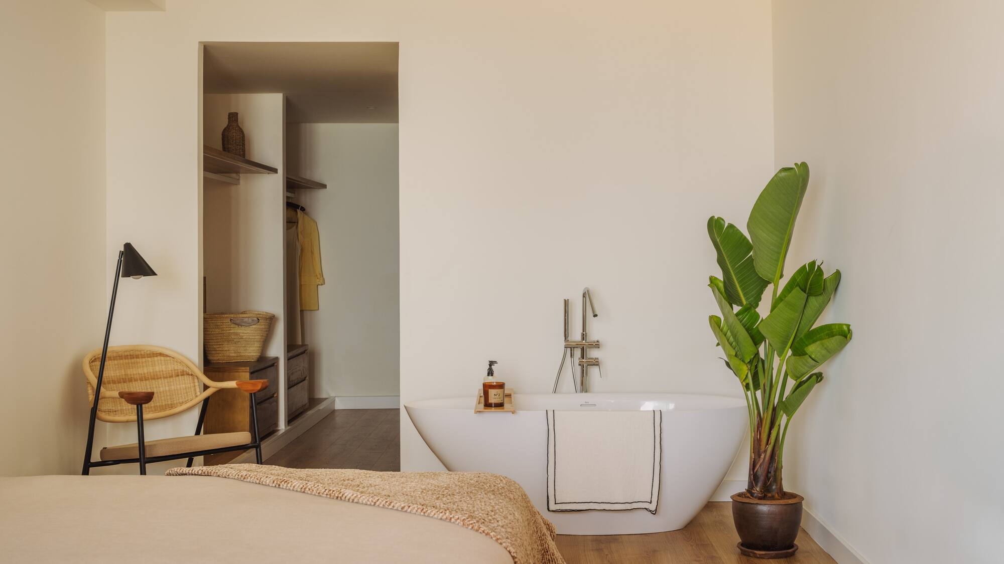 a room with a bathtub and a tub