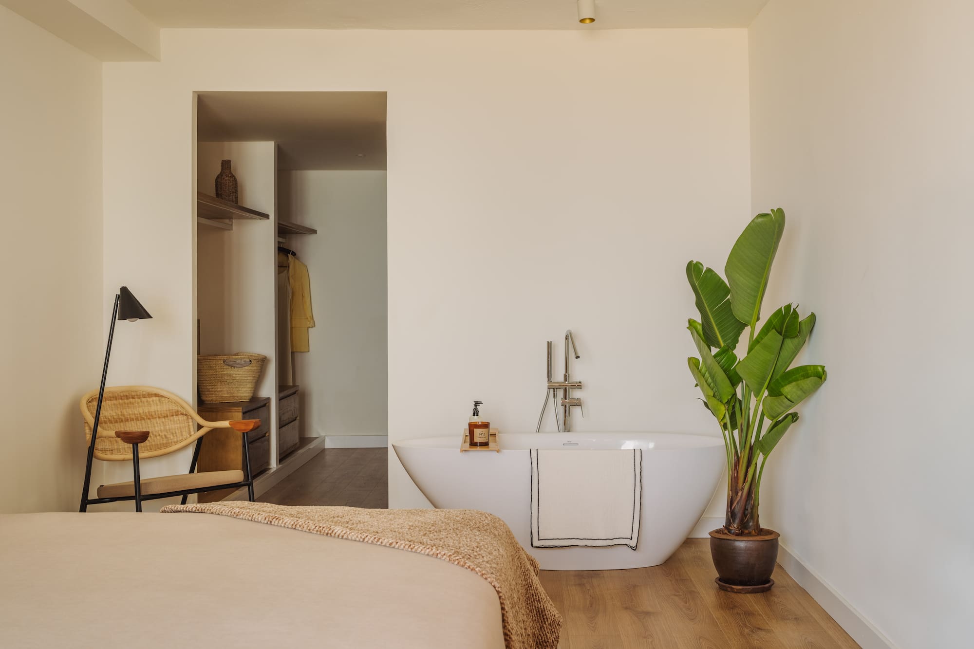 a room with a bathtub and a tub