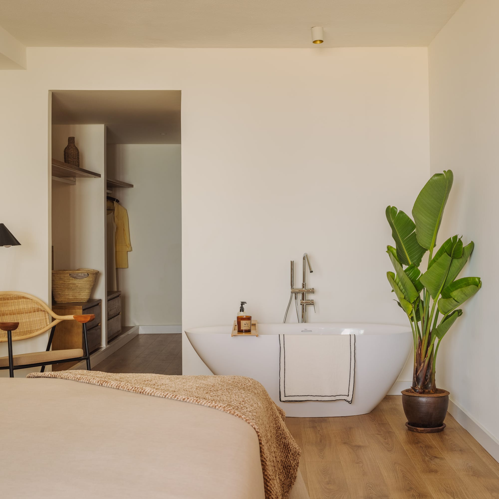a room with a bathtub and a tub