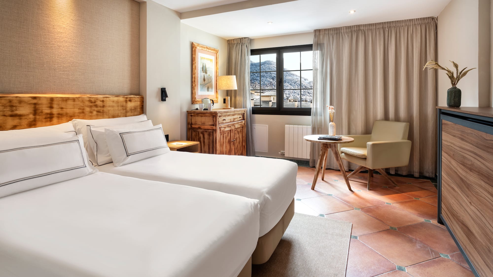 um quarto com um espelho e uma cama