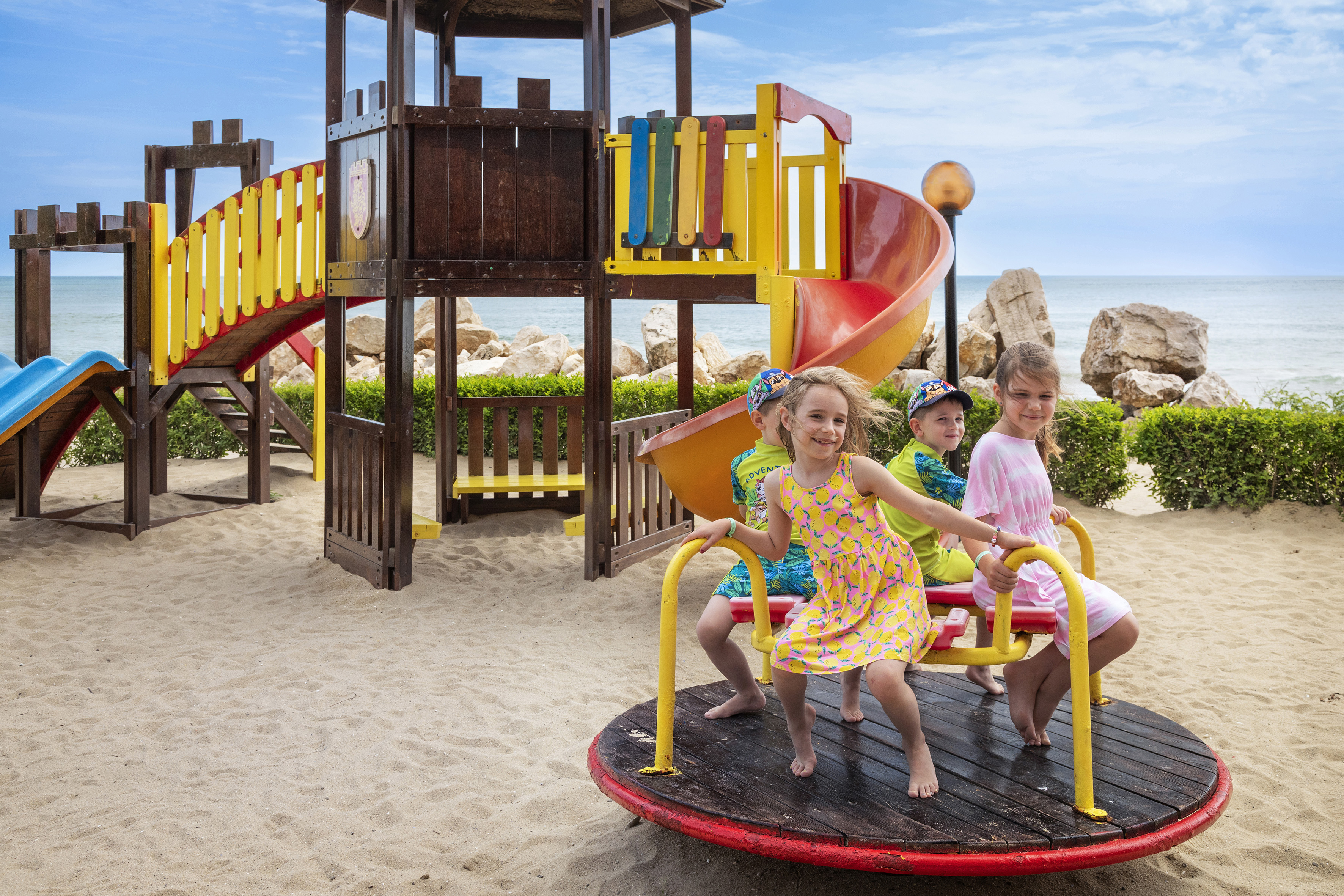 eine Gruppe Kinder auf einem Spielplatz