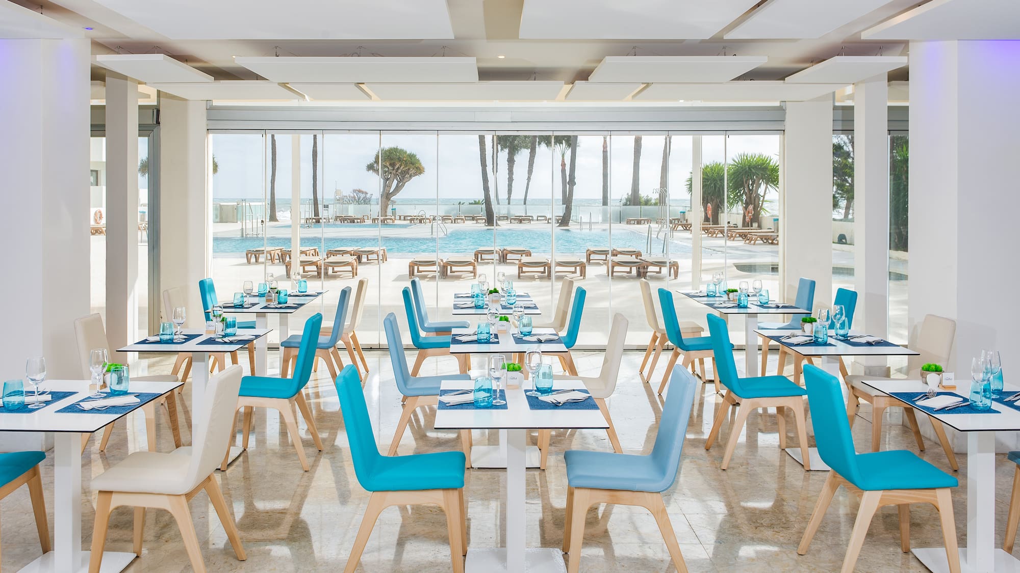 uma sala com mesas e cadeiras