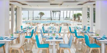 ein Raum mit Tischen und Stühlen