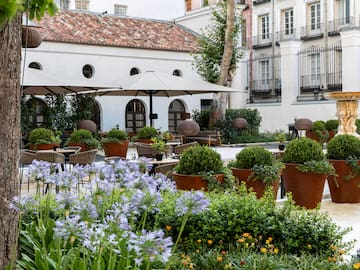 a courtyard with plants and tables and chairs