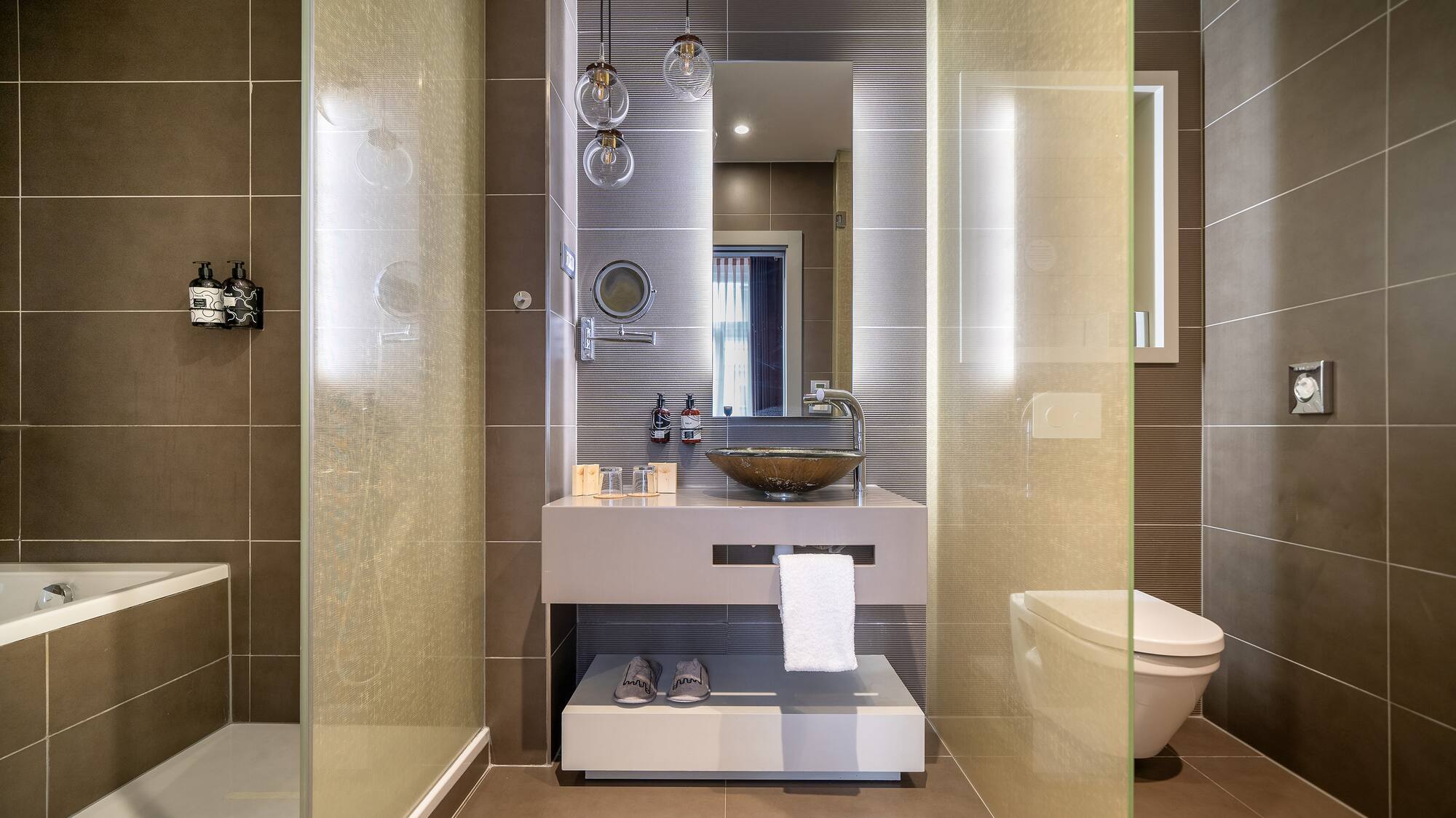 ein Badezimmer mit Waschbecken und Toilette