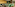 Ein Raum mit Tischen und Stühlen