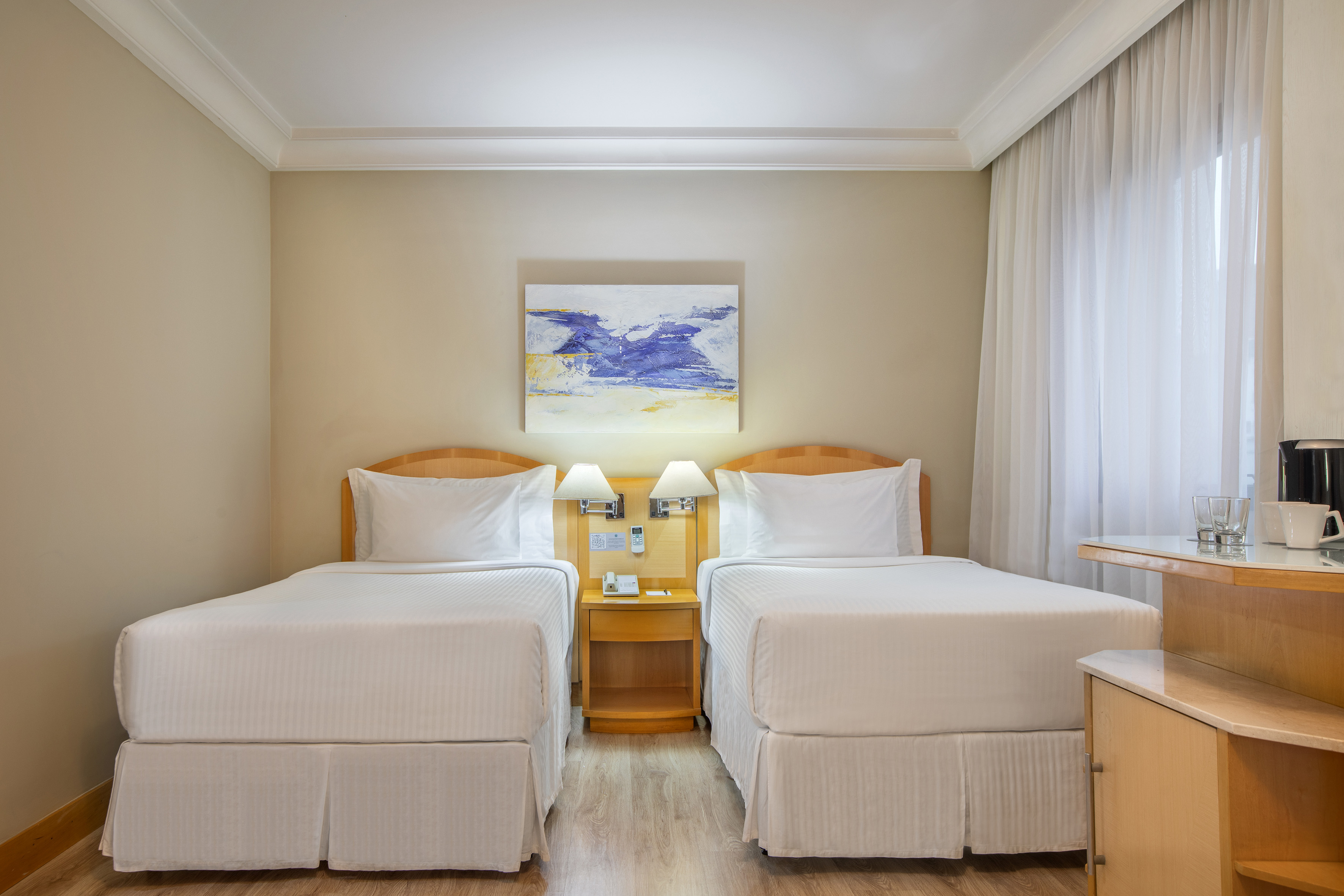 Two twin beds in a comfortable, modern hotel room with wood accents. - The INNSiDE Room Twin con Balcón - INNSiDE São Paulo Higienópolis, Sao Paulo