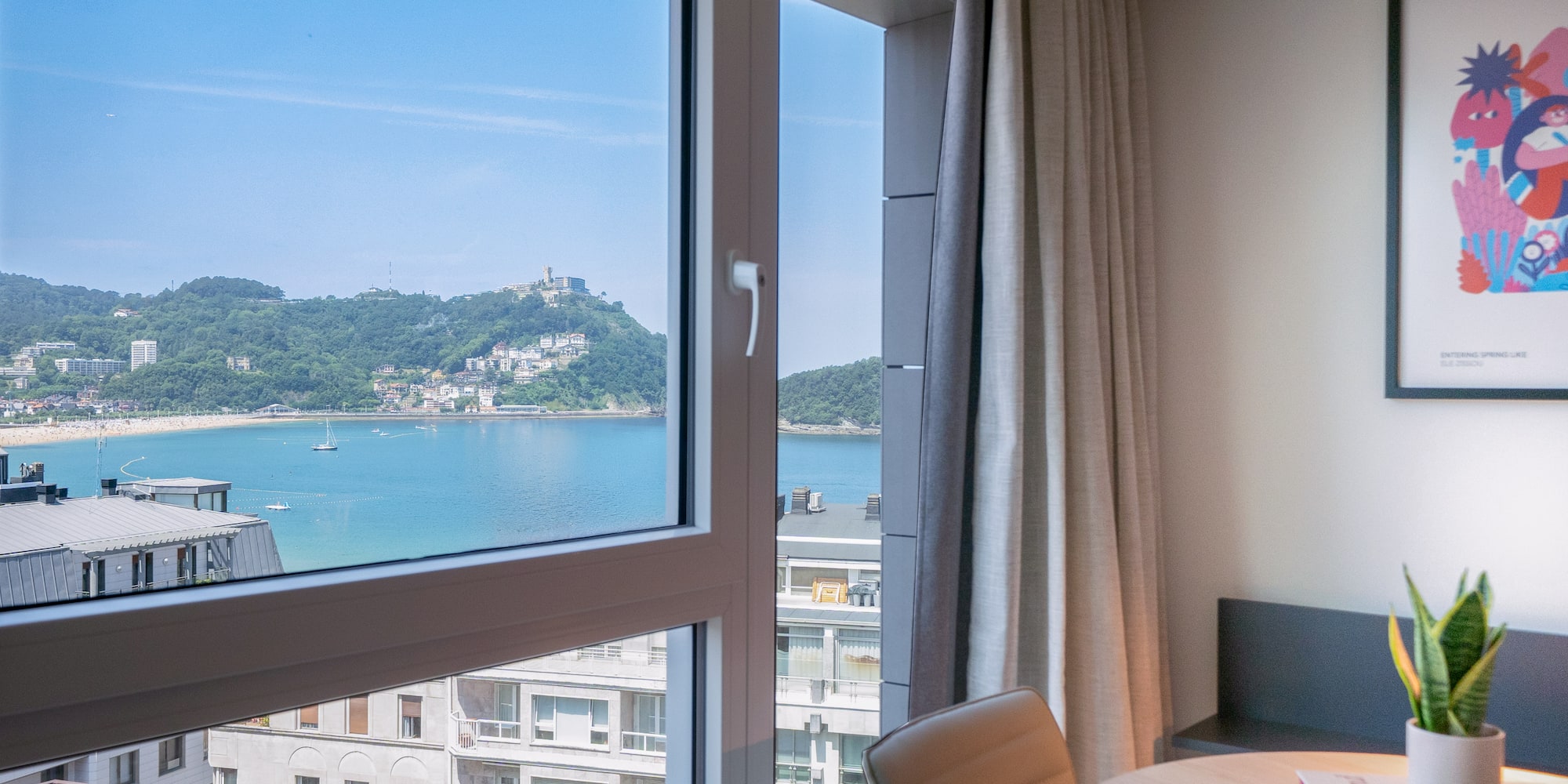 Habitación con vista al mar, playa La Concha y Monte Igueldo en San Sebastián.