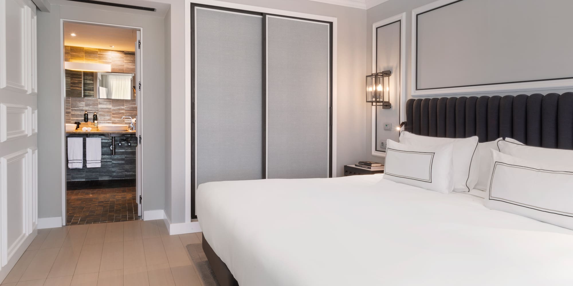 ein Zimmer mit Bett und Couch