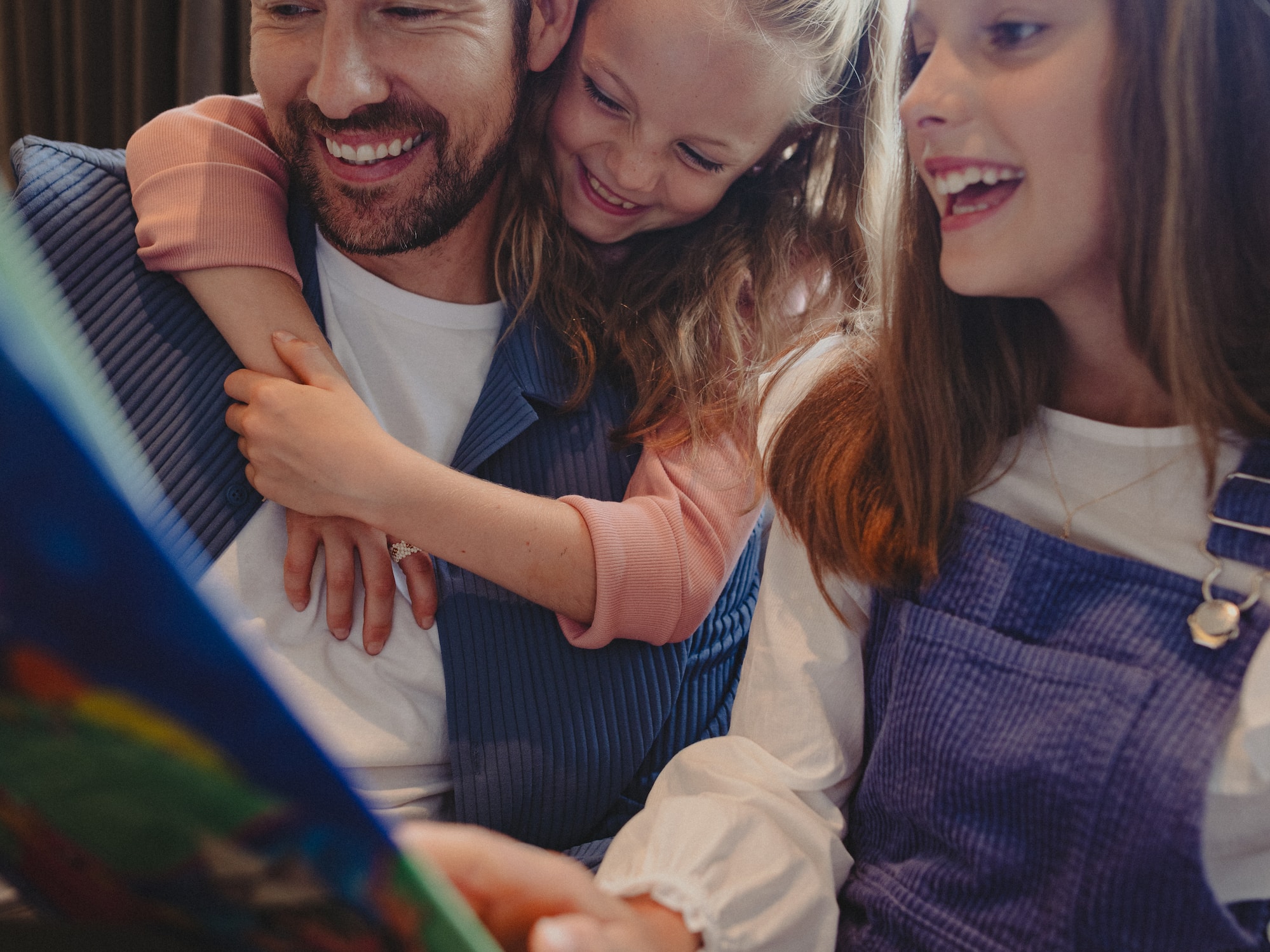 A group of people is gathered around tables in the outdoor area of a restaurant.