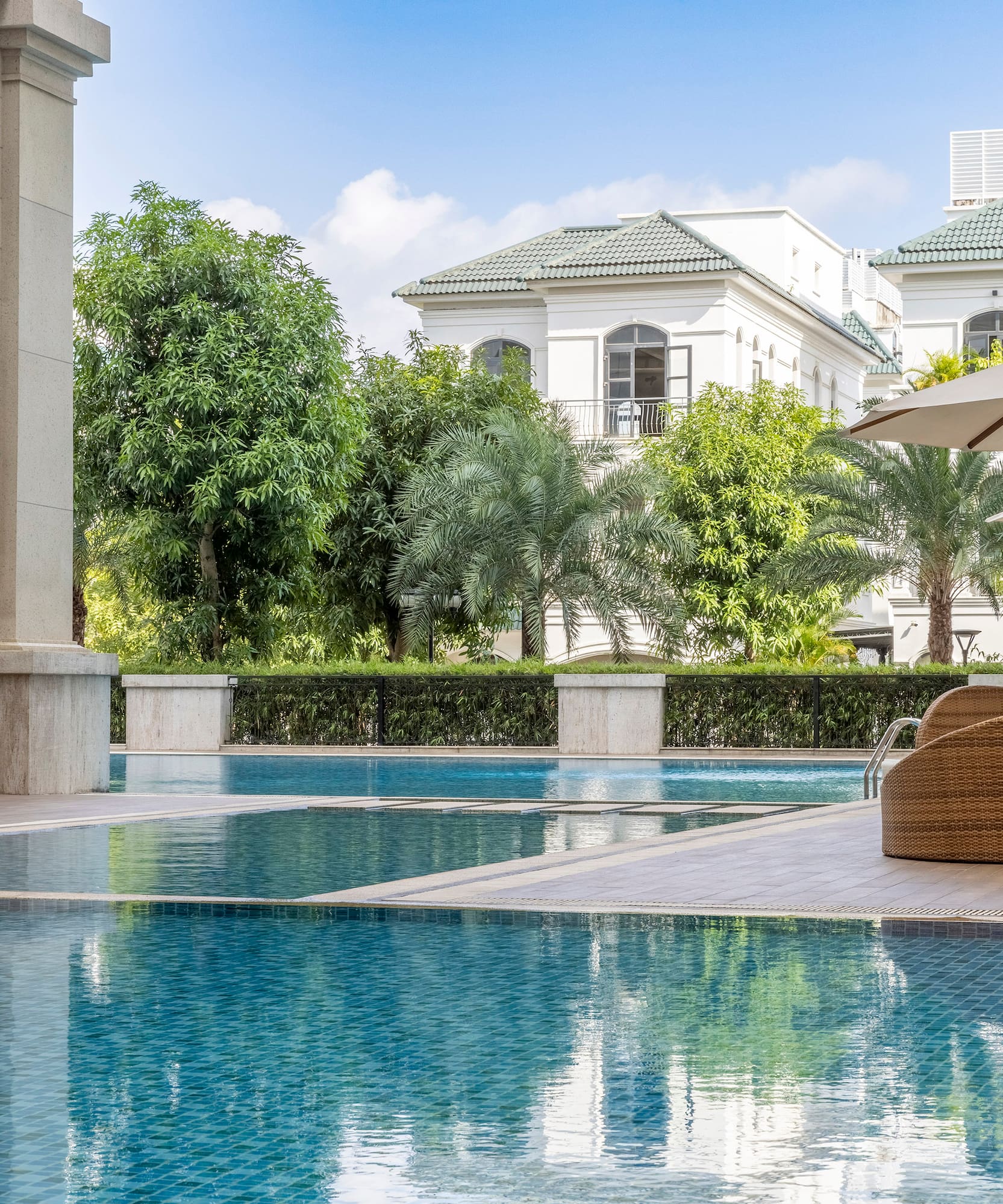 sảnh lớn có cầu thang lớn và ghế