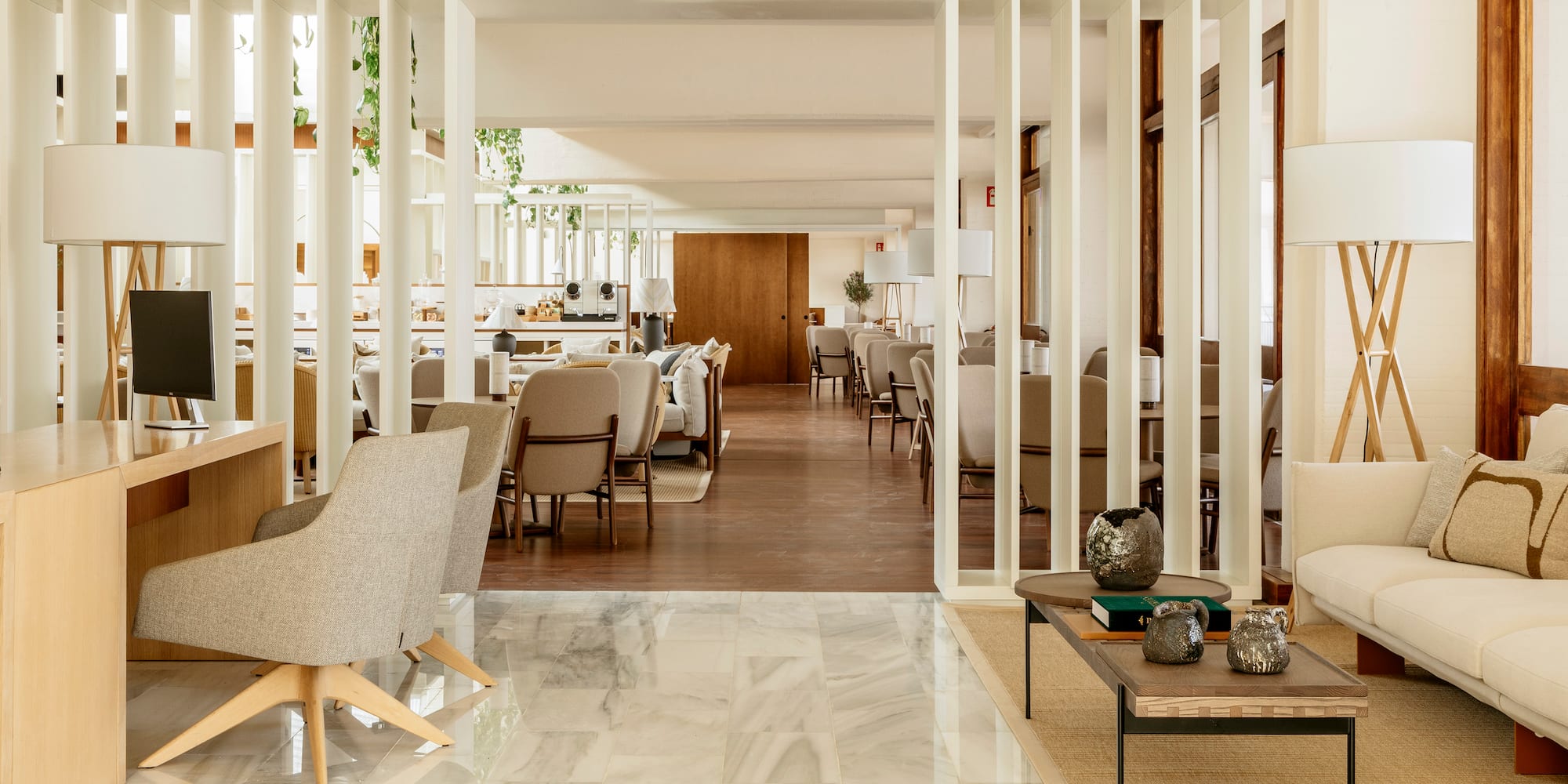 una camera con tavolo e sedie