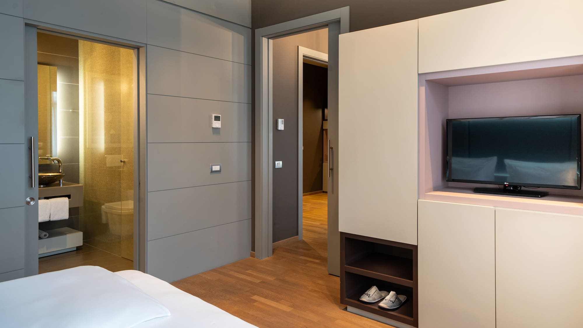 ein Zimmer mit Couch und Couchtisch