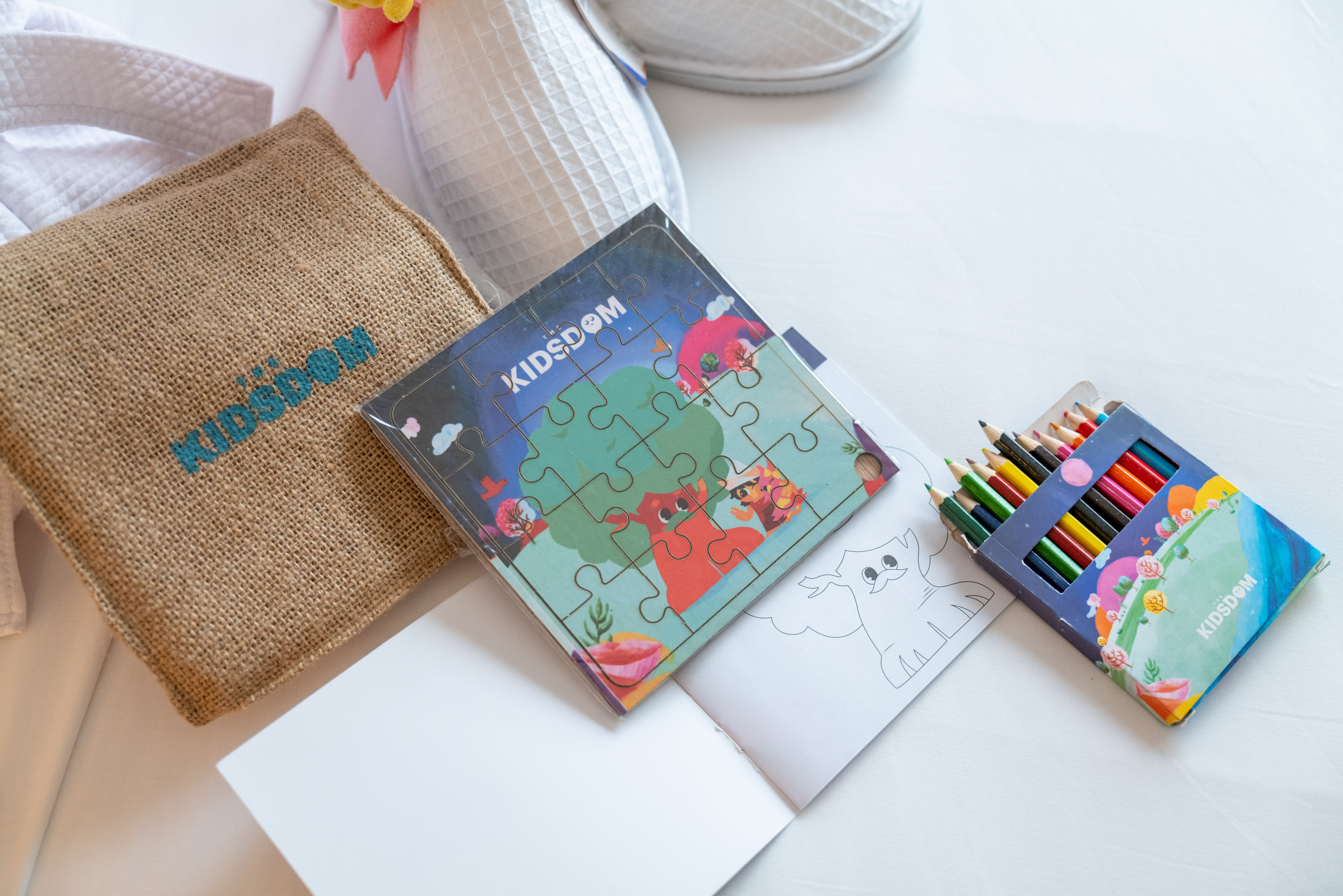 Kidsdom children's activity set: puzzle, coloring book, colored pencils.