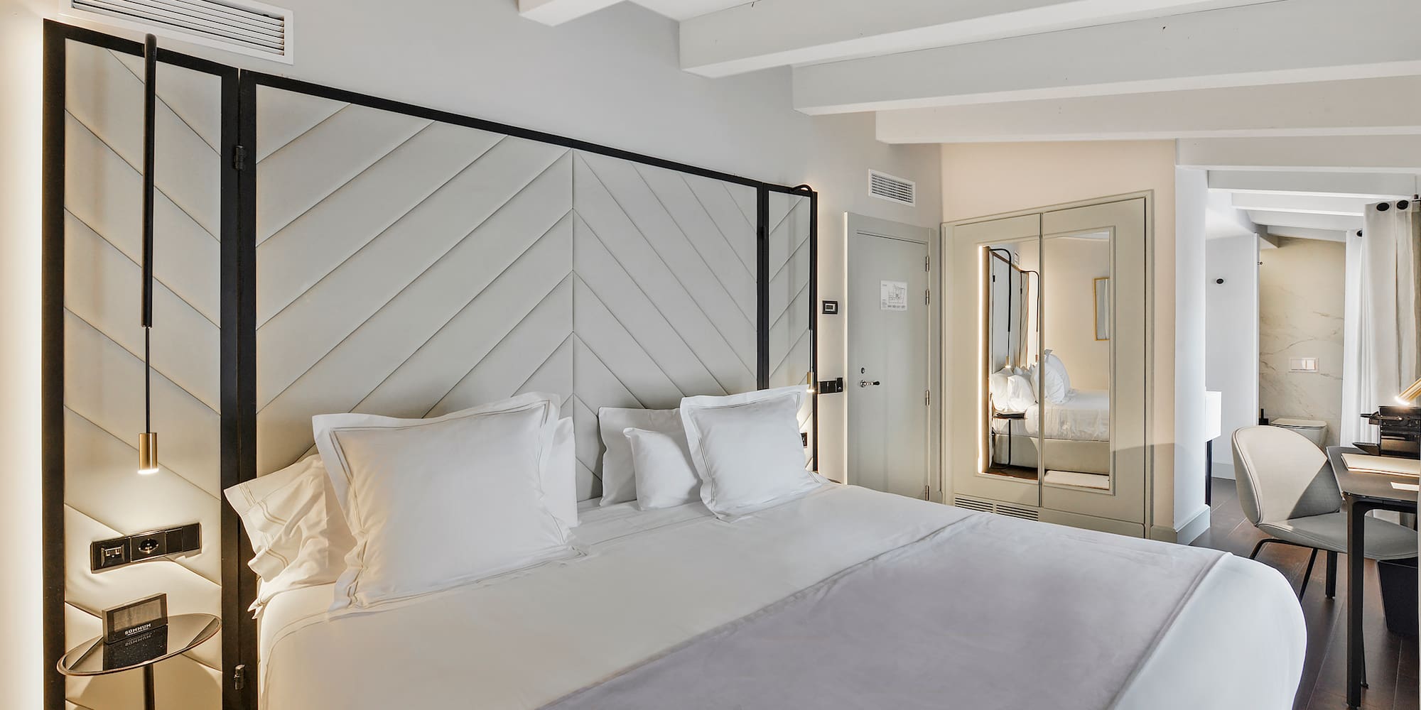 um banheiro com espelho e pia