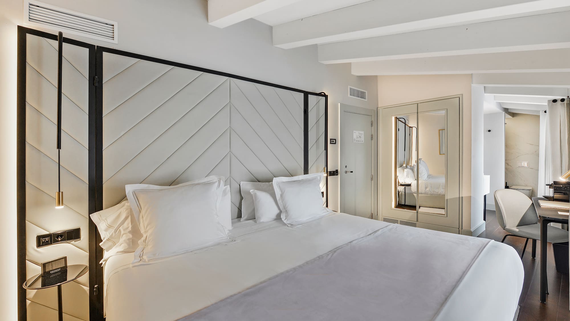 een badkamer met een spiegel en een wastafel