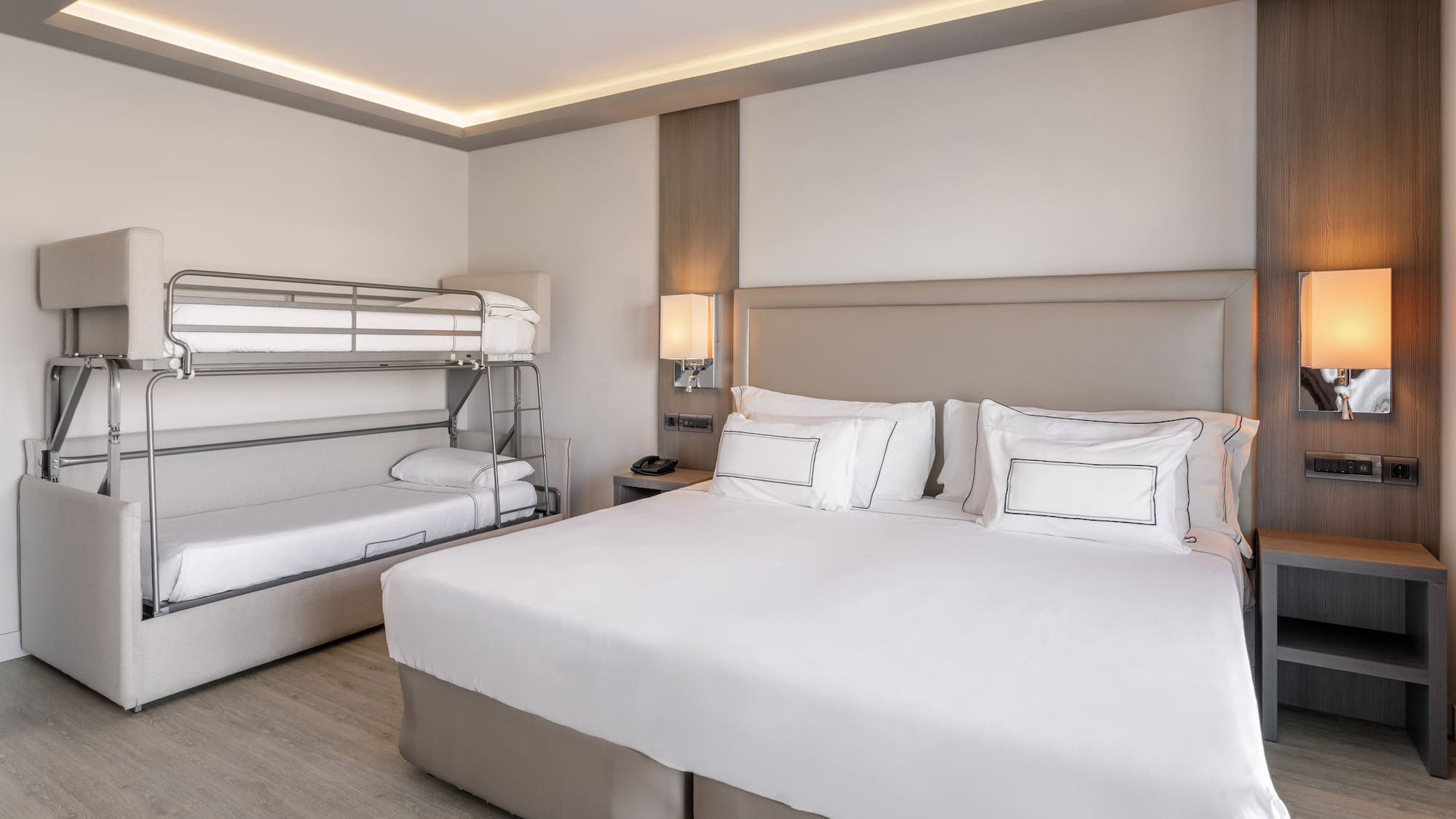 Habitación familiar de hotel moderna con cama doble, litera y cama supletoria.