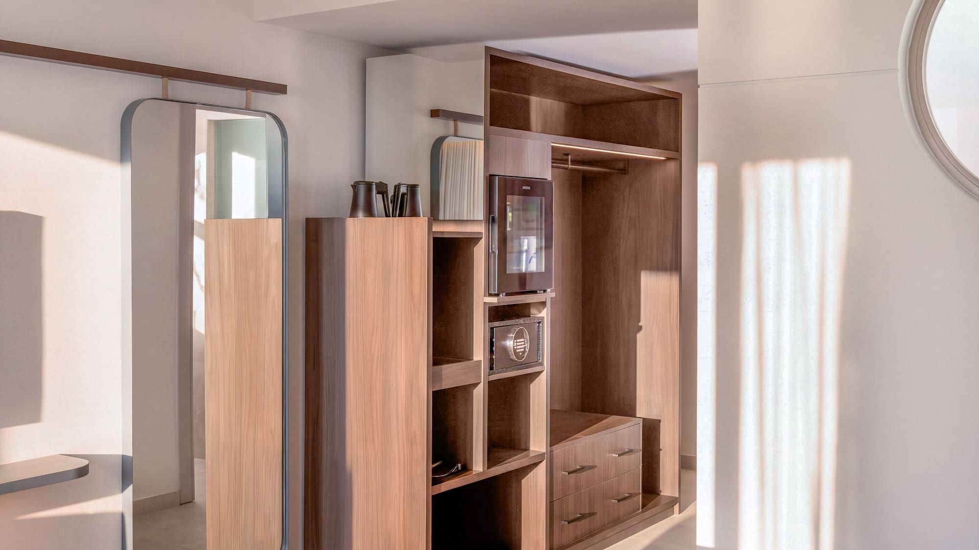 Modern hotel room wardrobe with mirror, minibar, safe, and yoga mat. - The INNSiDE Room サイドシービュー - INNSiDE Bugibba, ブジッバ